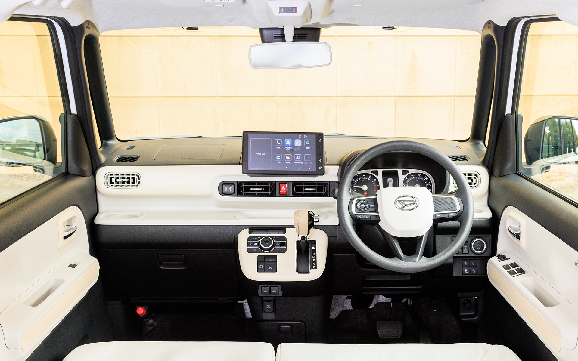 内装はライトウッド調パネルでイメチェン