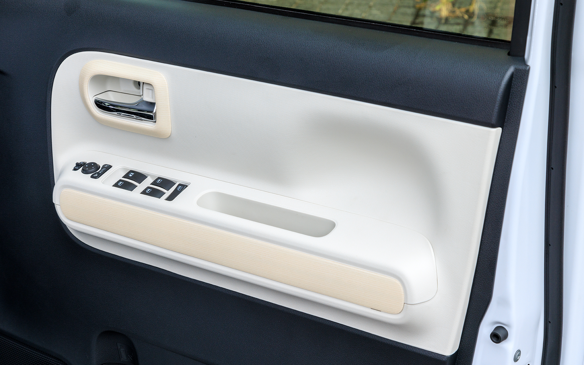 ライトウッド調パネルを装着。オプションのシフトノブ（本革巻/ライトブラウン）も装着されている。シフトノブの価格は8866円