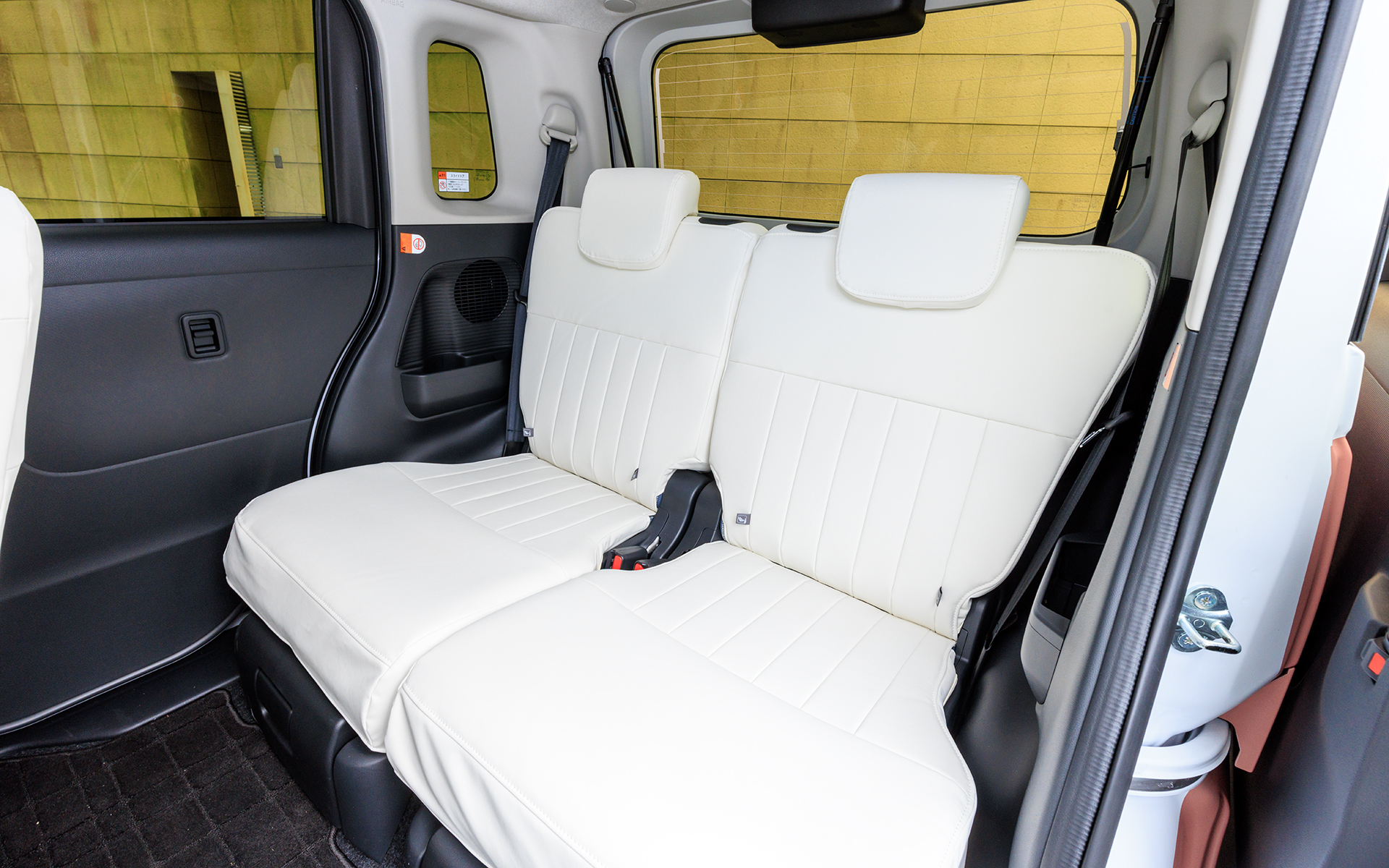 シートカバー（本革風/ホワイト）。G系グレードのみ装着可能。5万6210円