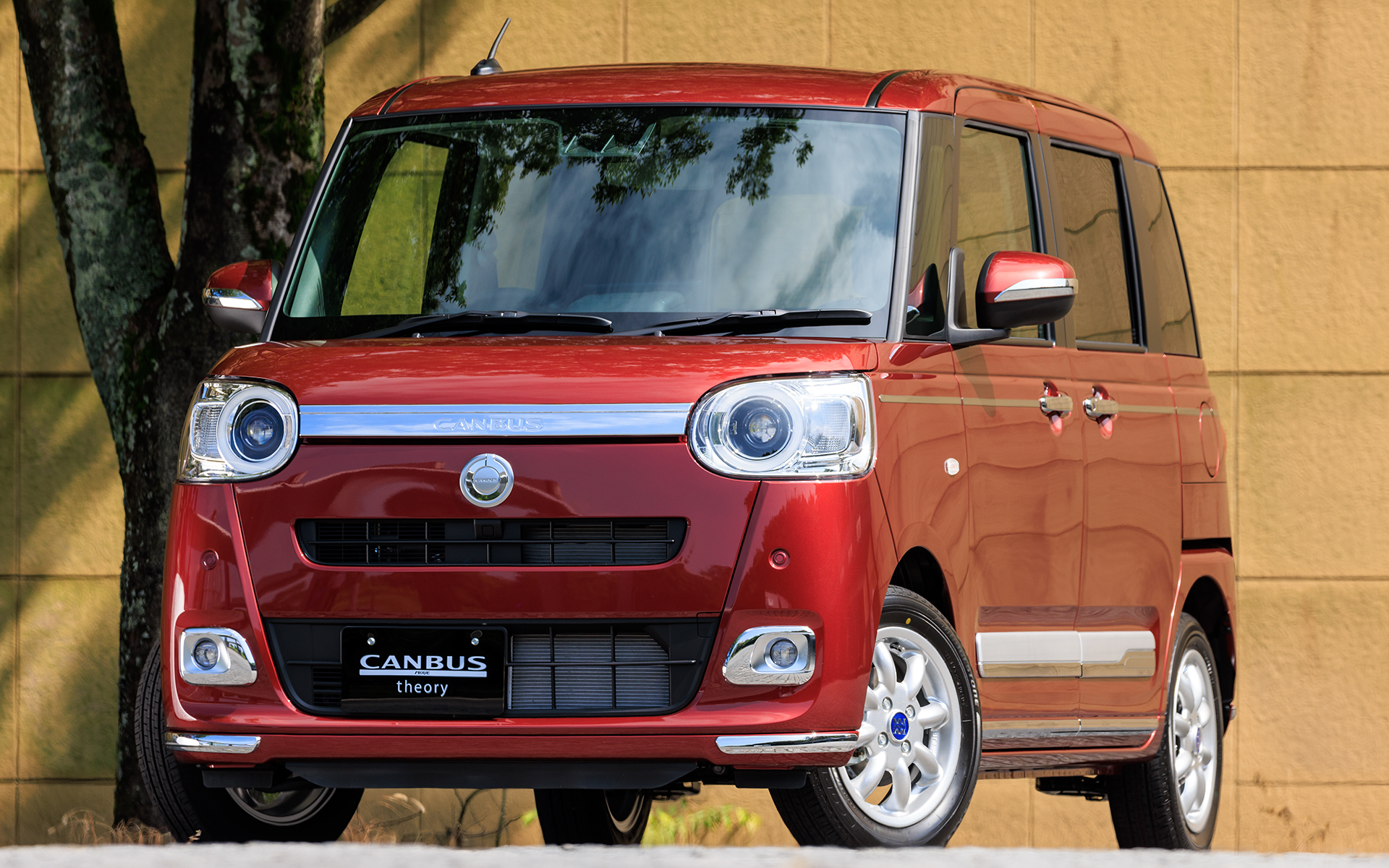 エレガントスタイル。撮影車両のボディカラーはファイアークォーツレッドメタリック。ドアミラーにもメッキタイプのガーニッシュを装着