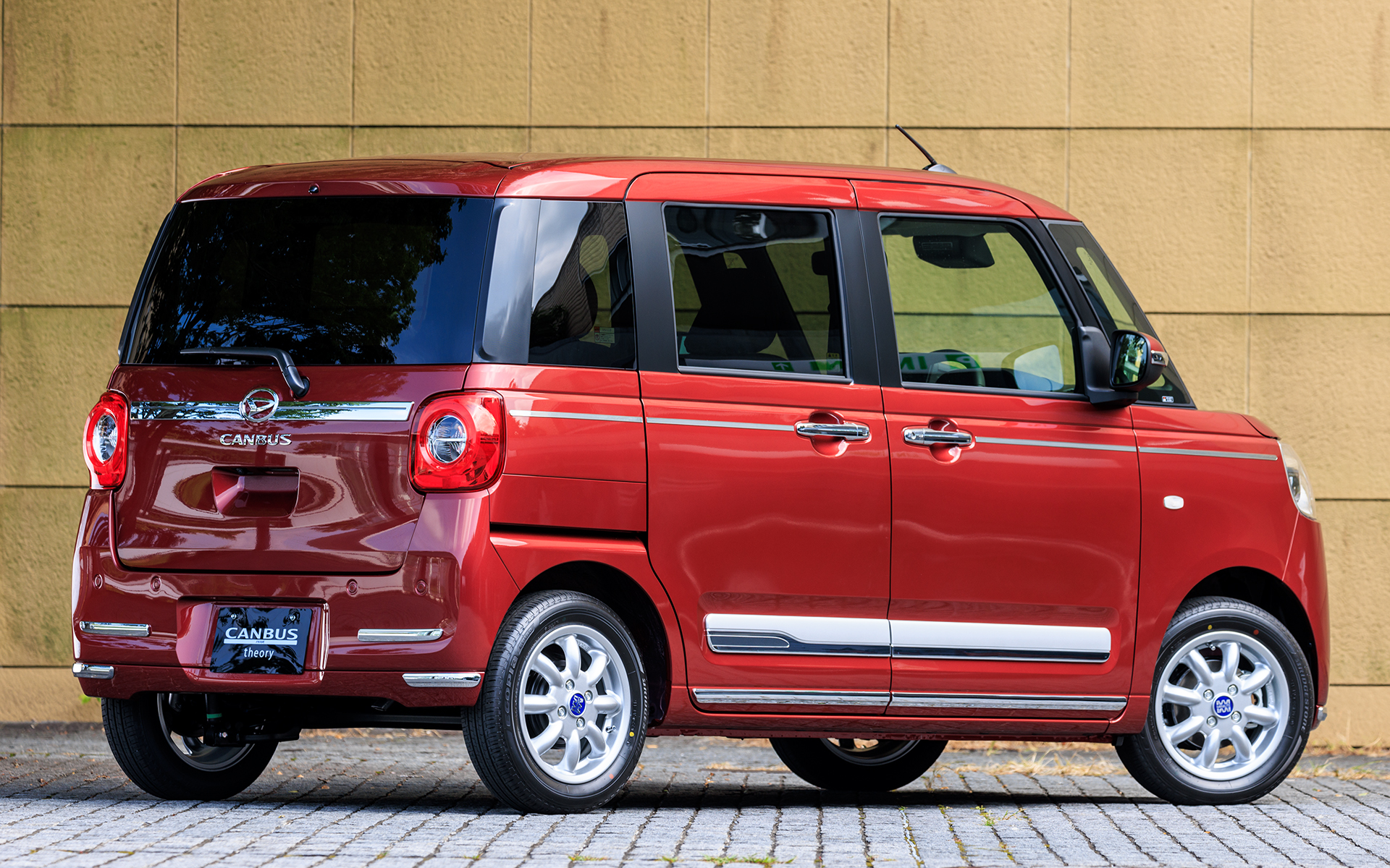 エレガントスタイル。撮影車両のボディカラーはファイアークォーツレッドメタリック。ドアミラーにもメッキタイプのガーニッシュを装着