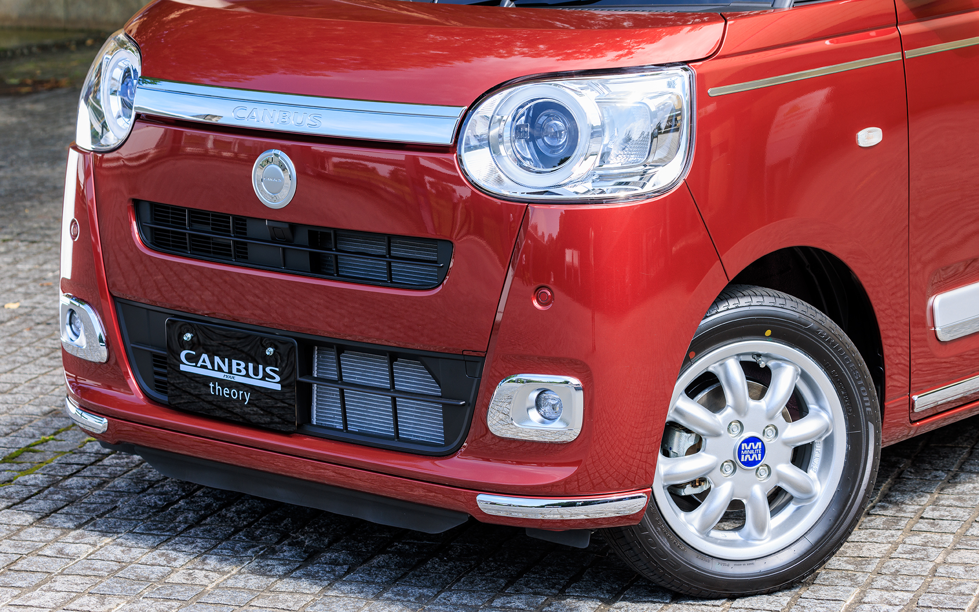 フードガーニッシュ（メッキ）、フロントアイコンエンブレム（メッキ）を装着。オプションのフロントロアモール（メッキ/3万756円）も装着。フロント、サイド、リアのロアモールをセットにしたパックオプション（8万3908円）も用意