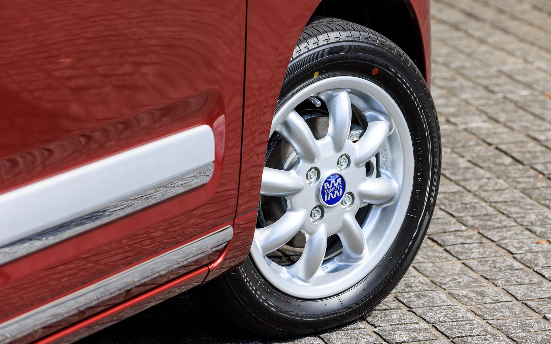 ミニライトのアルミホイールセット（14インチ/シルバー）。こちらはオプションで9万8010円