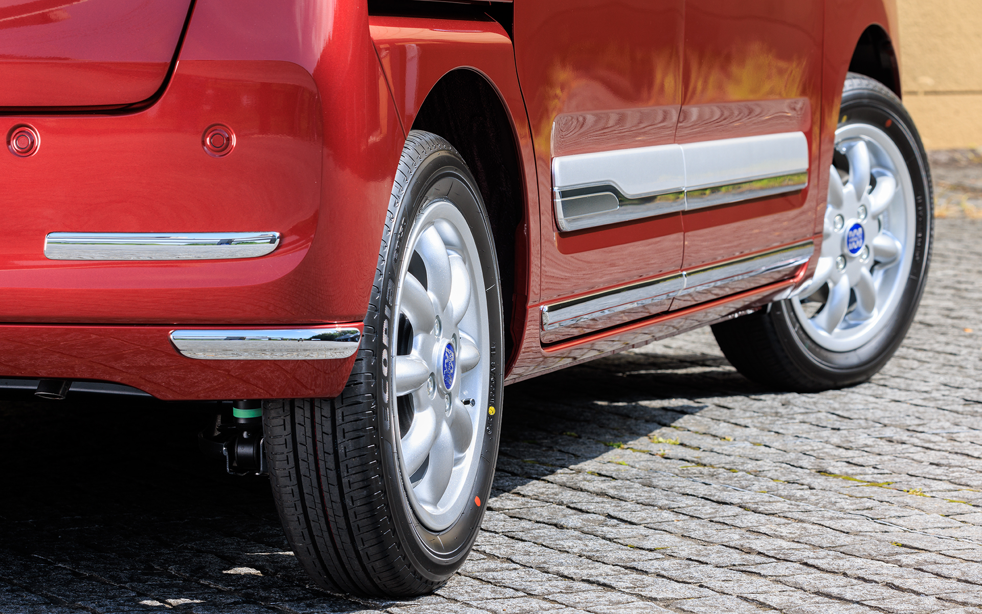 サイドガーニッシュはノーマルより大型のシルバー×メッキタイプに。サイド、リアのロアモールも装着。順に5万556円、3万2956円