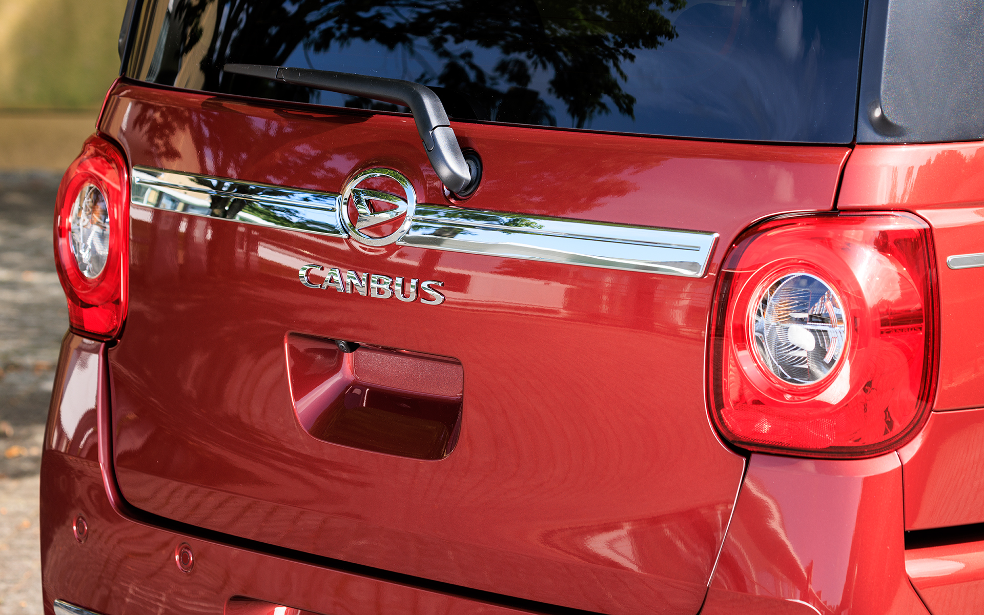 バックドアにもメッキタイプのガーニッシュを装着