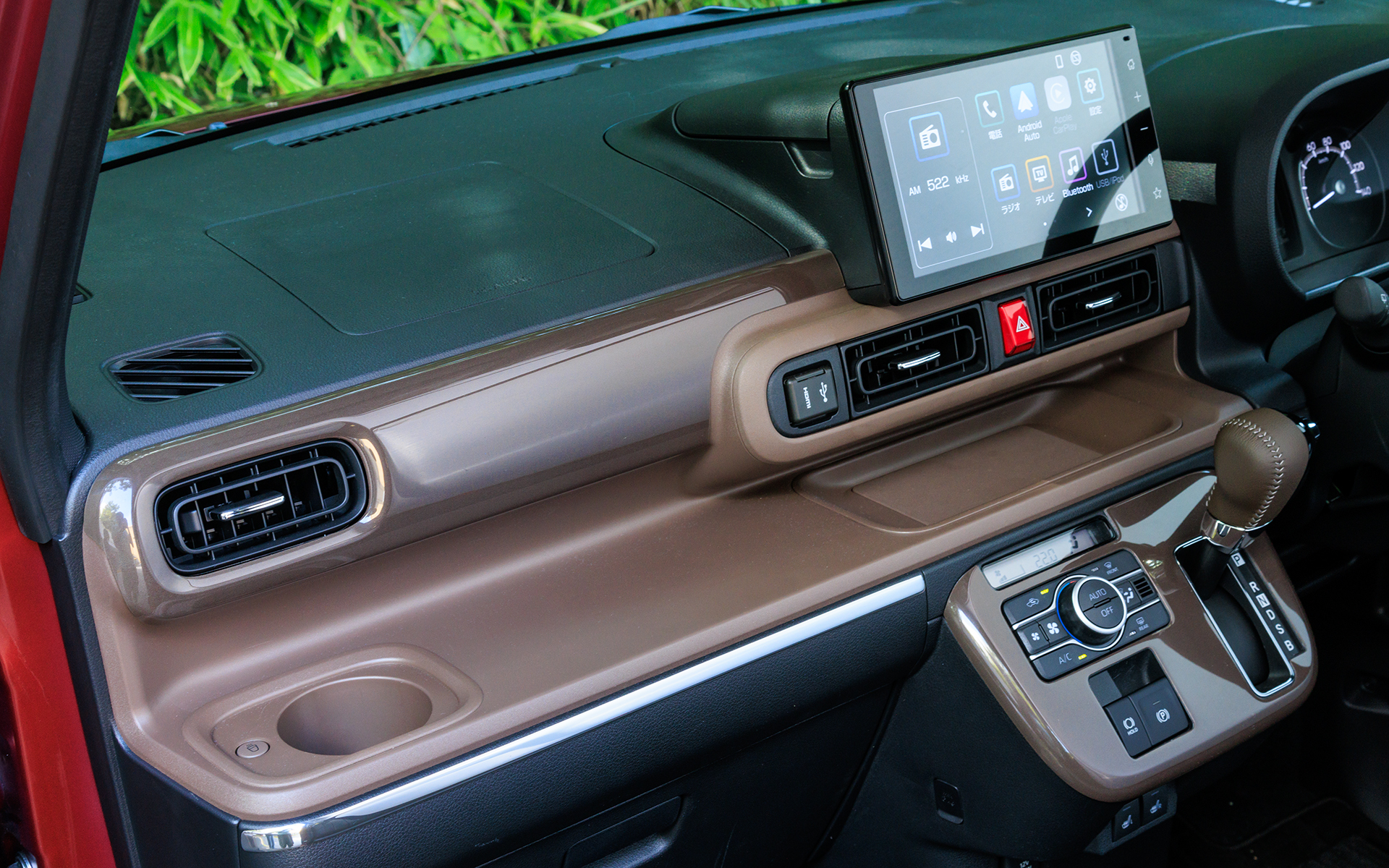 エアコン吹き出し口まわり。シフトまわりにダークブラウンのパネルが装着されている。オプションのシフトノブ（本革巻/ダークブラウン）も装着されている。8866円