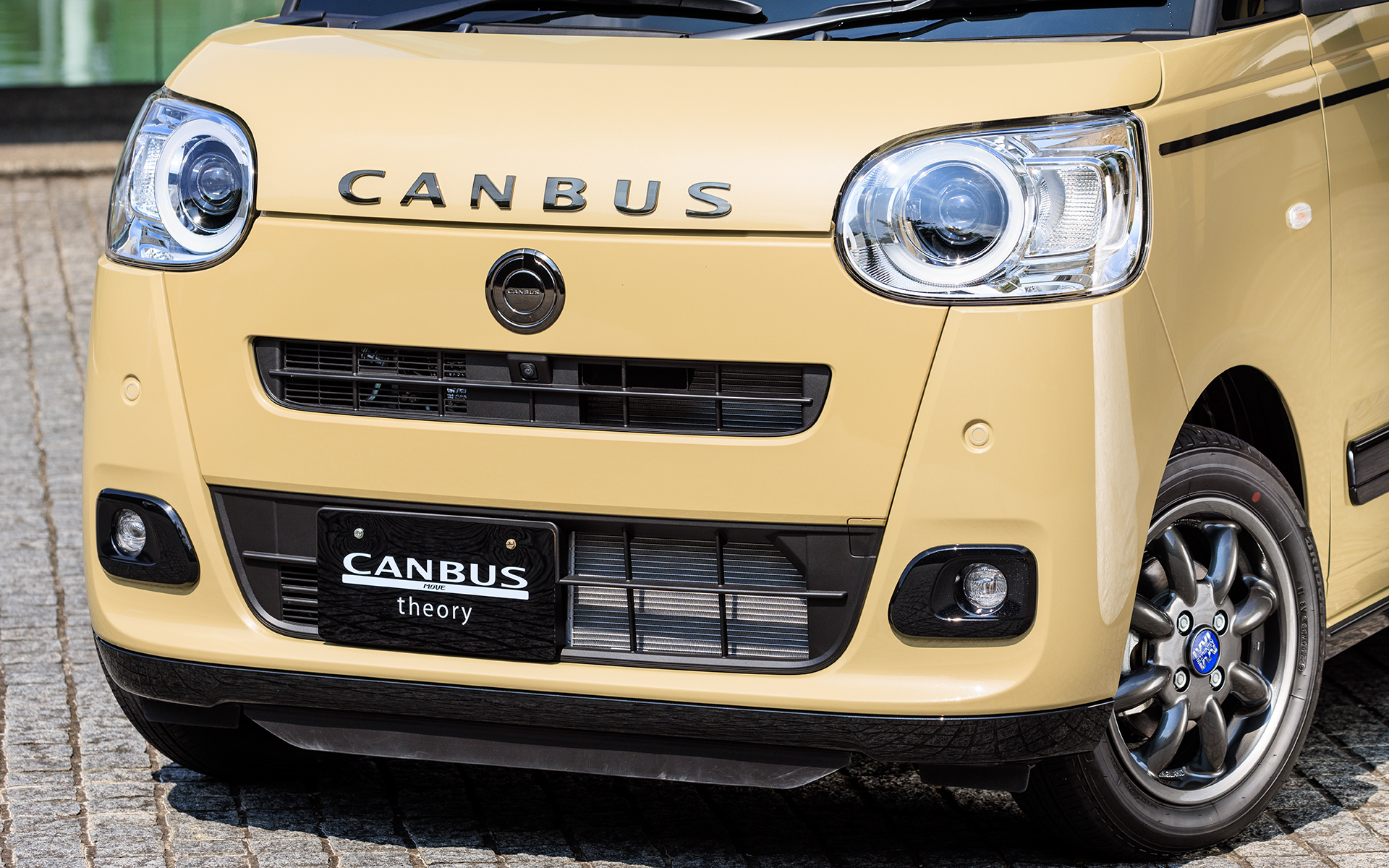 ロアバンパーやフォグランプガーニッシュがブラックマイカメタリックに。アイコン＆フードのエンブレムはダークブラックメッキ調になる