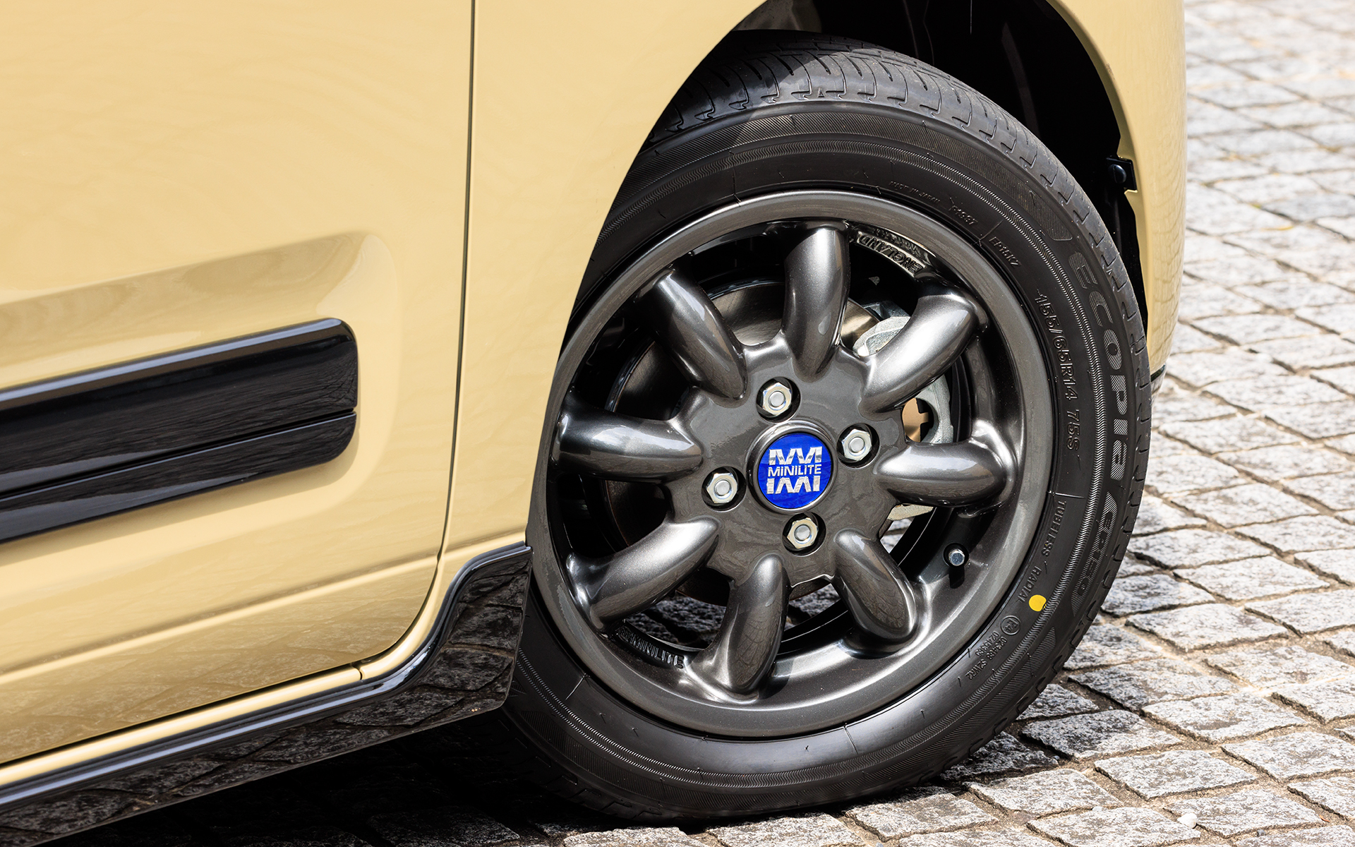 ミニライトのアルミホイールセット（14インチ/ガンメタ）。こちらはオプションで9万8010円