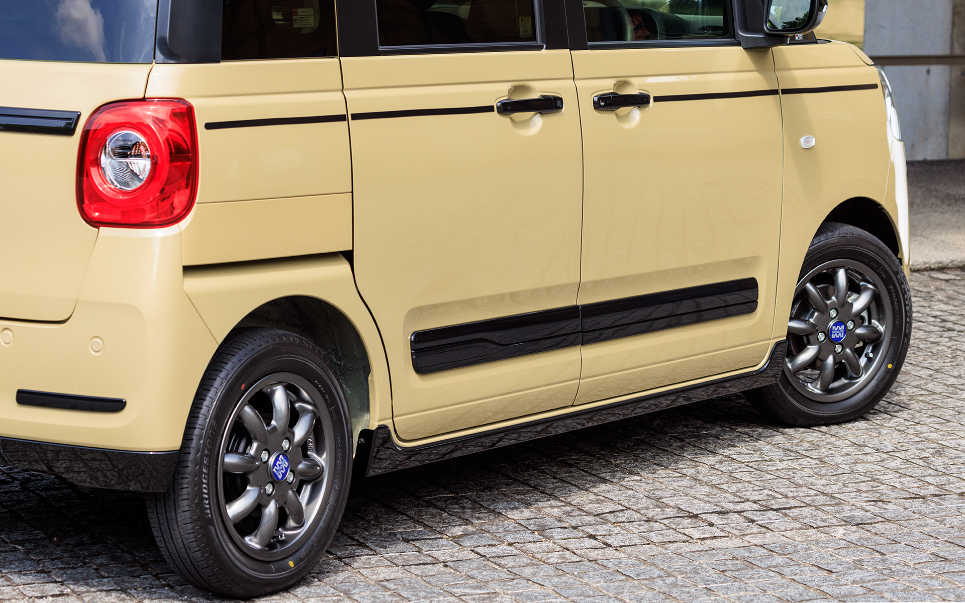 サイドガーニッシュ（ブラックマイカメタリック）とサイドロアガーニッシュ（ブラック）