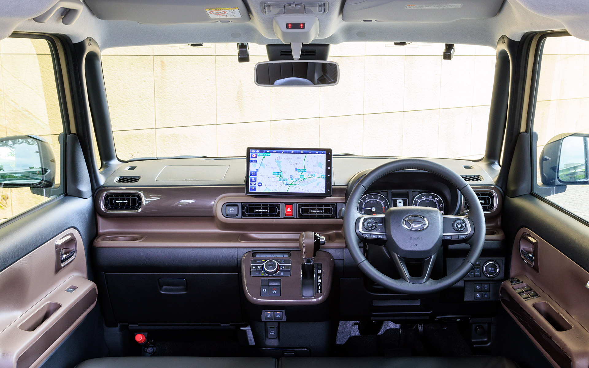 内装にはエレガントスタイルと同様にダークブラウンのアイテムを装着