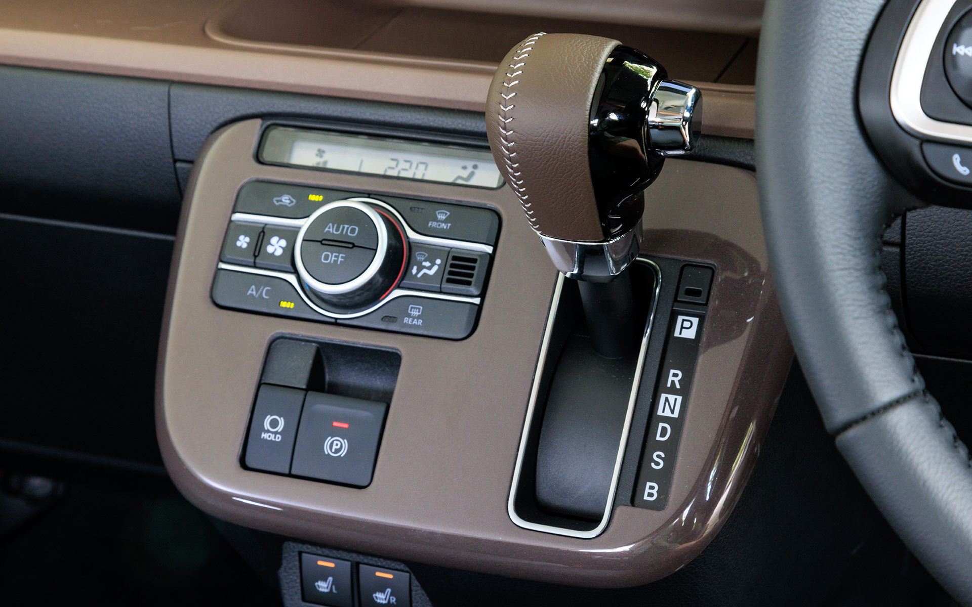 内装にはエレガントスタイルと同様にダークブラウンのアイテムを装着