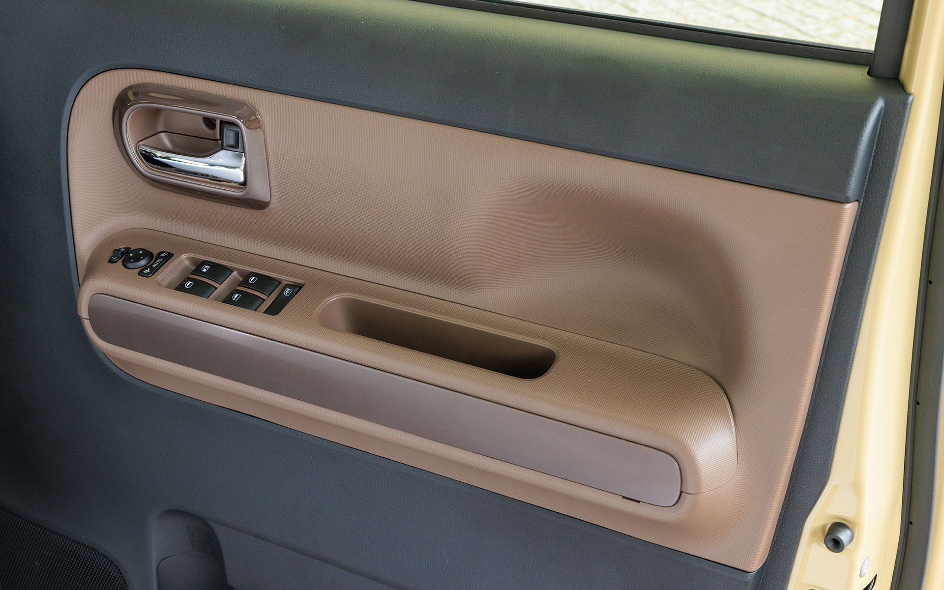 内装にはエレガントスタイルと同様にダークブラウンのアイテムを装着