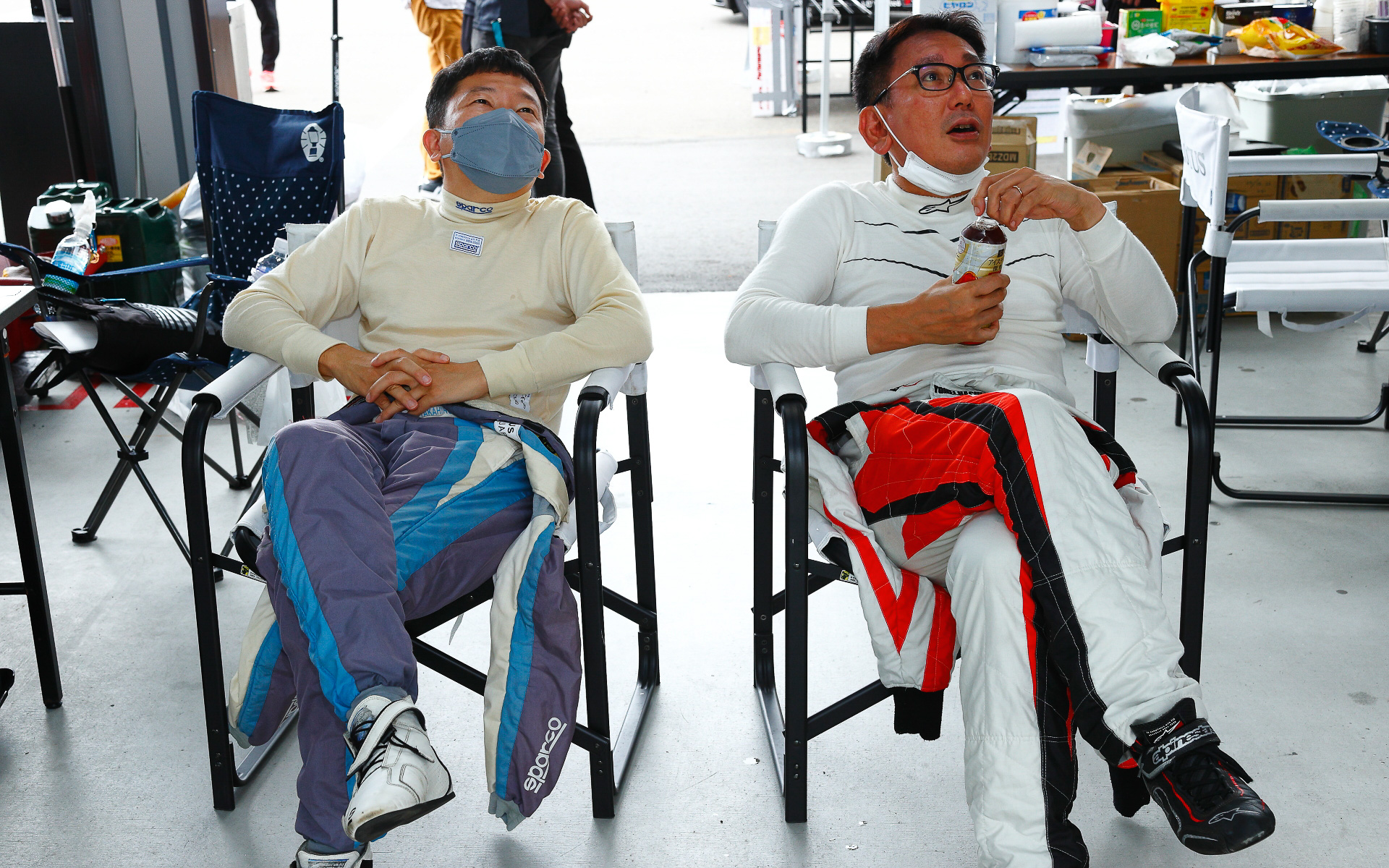 エキシージはTipo編集長の佐藤考洋選手（左）がドライブするモデル