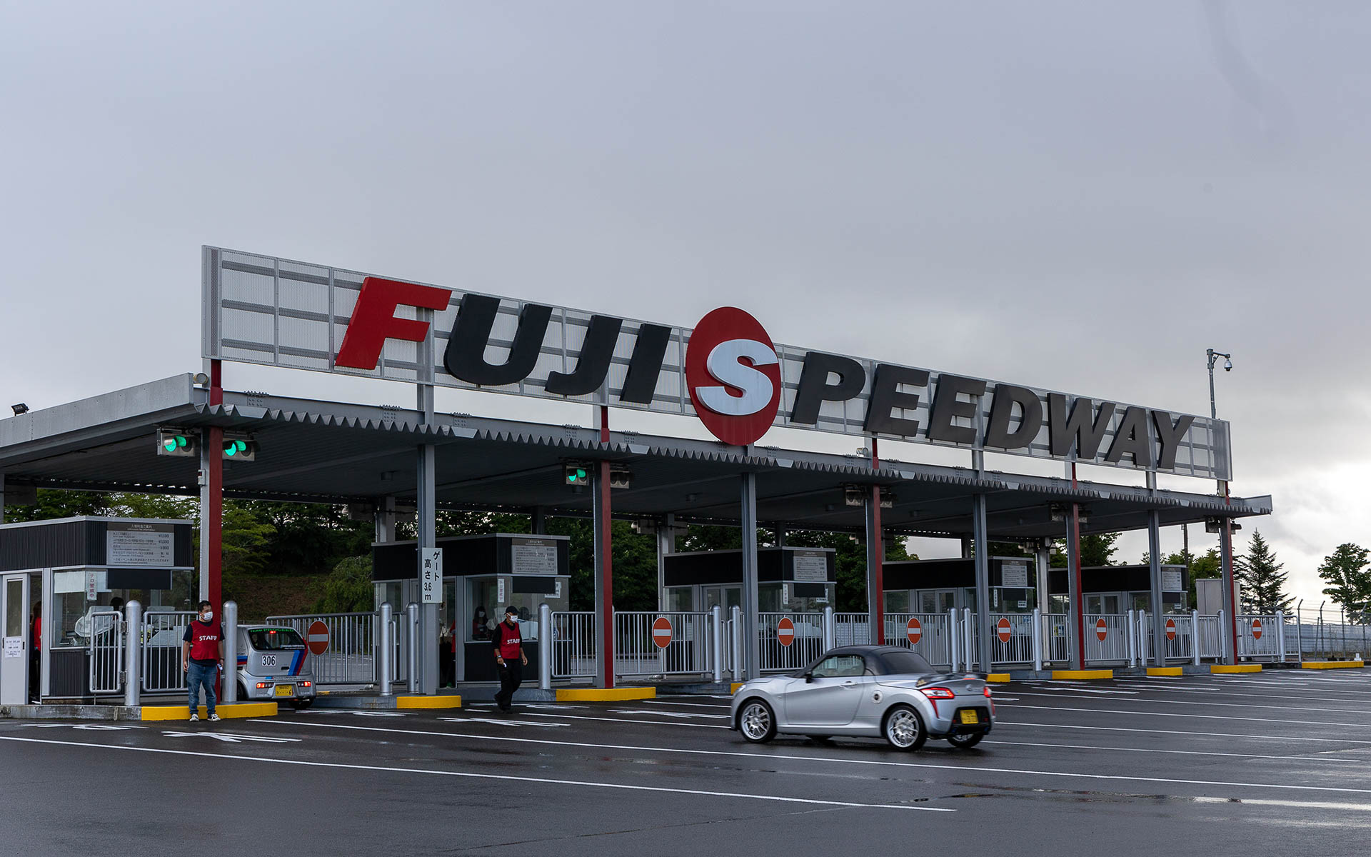 この日の富士スピードウェイは朝から雨が降ったりやんだりを繰り返す天気となったがイベント開催には支障なし