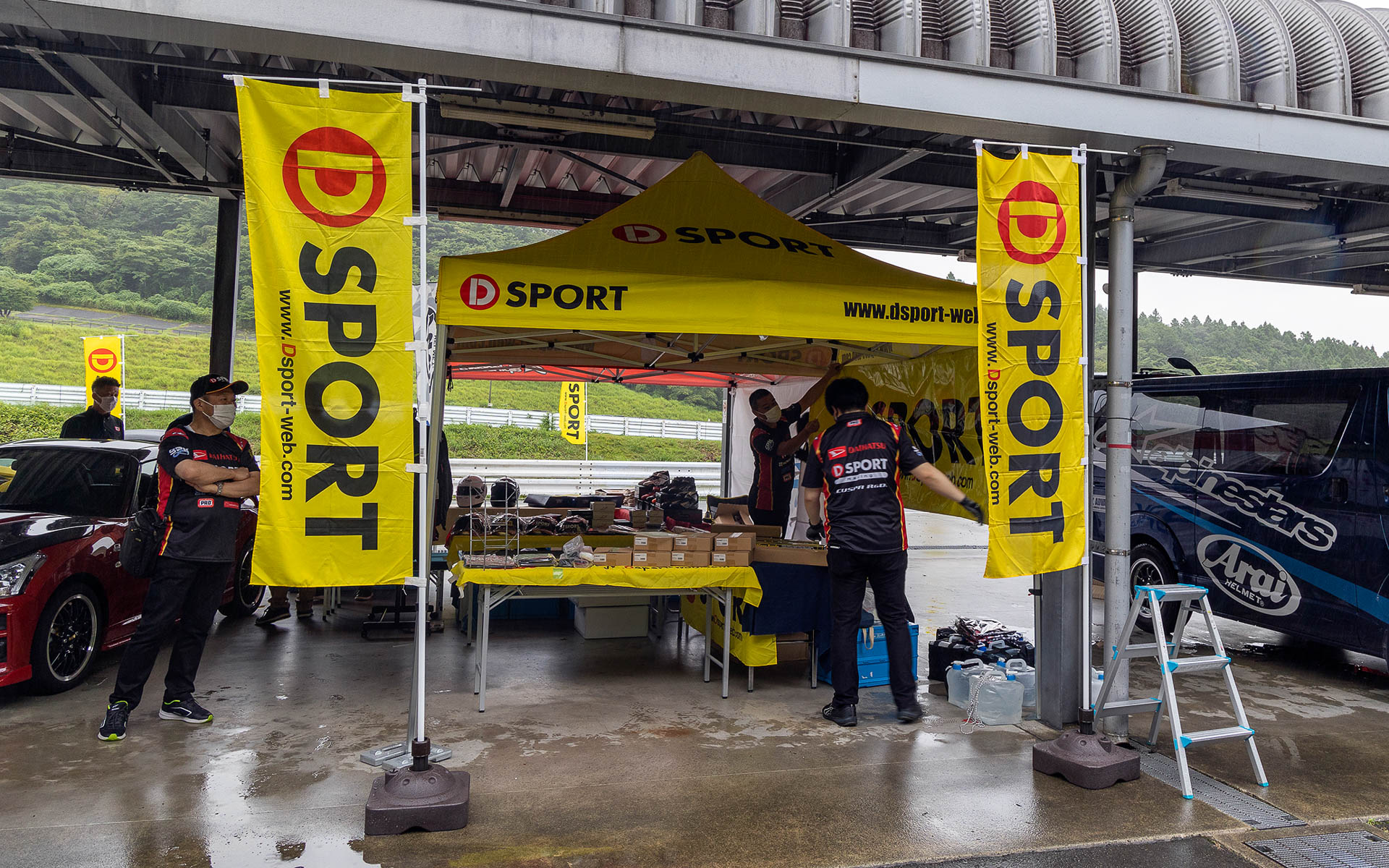 D-SPORTはブースを出店。モータースポーツに関連するレースギヤの展示と特価での販売を行なっていた