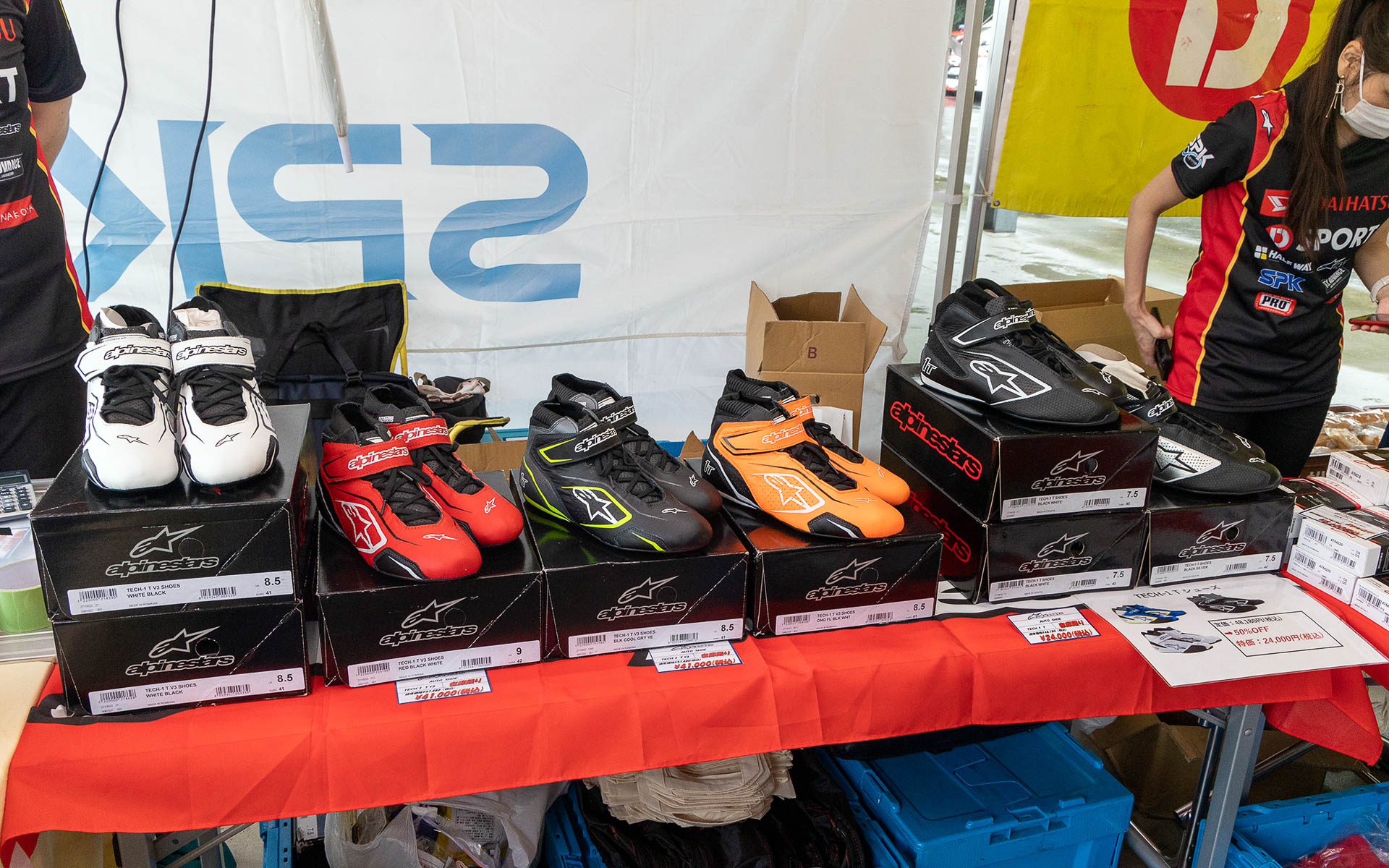 アルパインスターズのスーツ、アンダーウエア、グローブ、シューズも展示販売。現物を見る機会も少ないので製品について質問している人も多かった