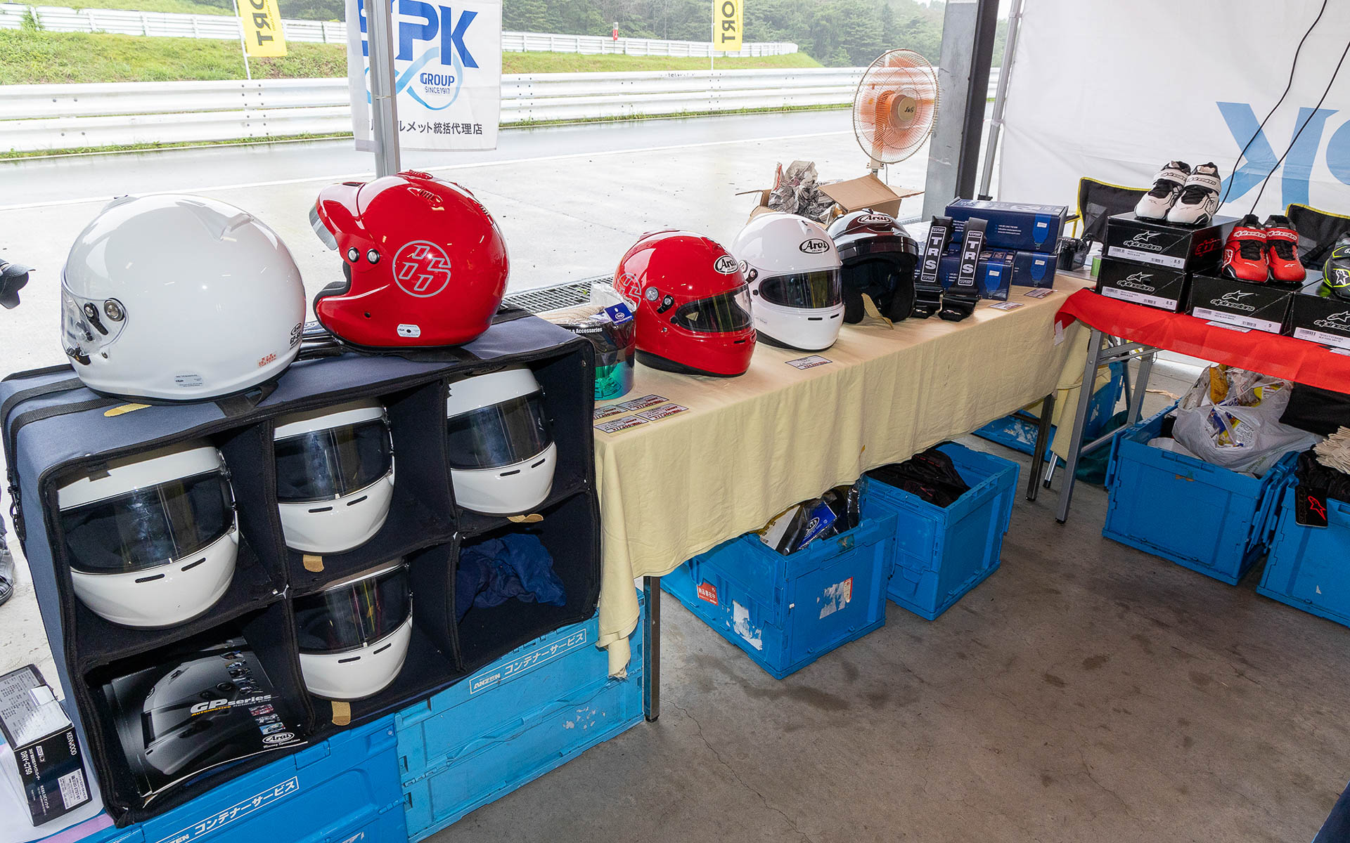 SPKは4輪用のアライヘルメットの総括代理店でもある