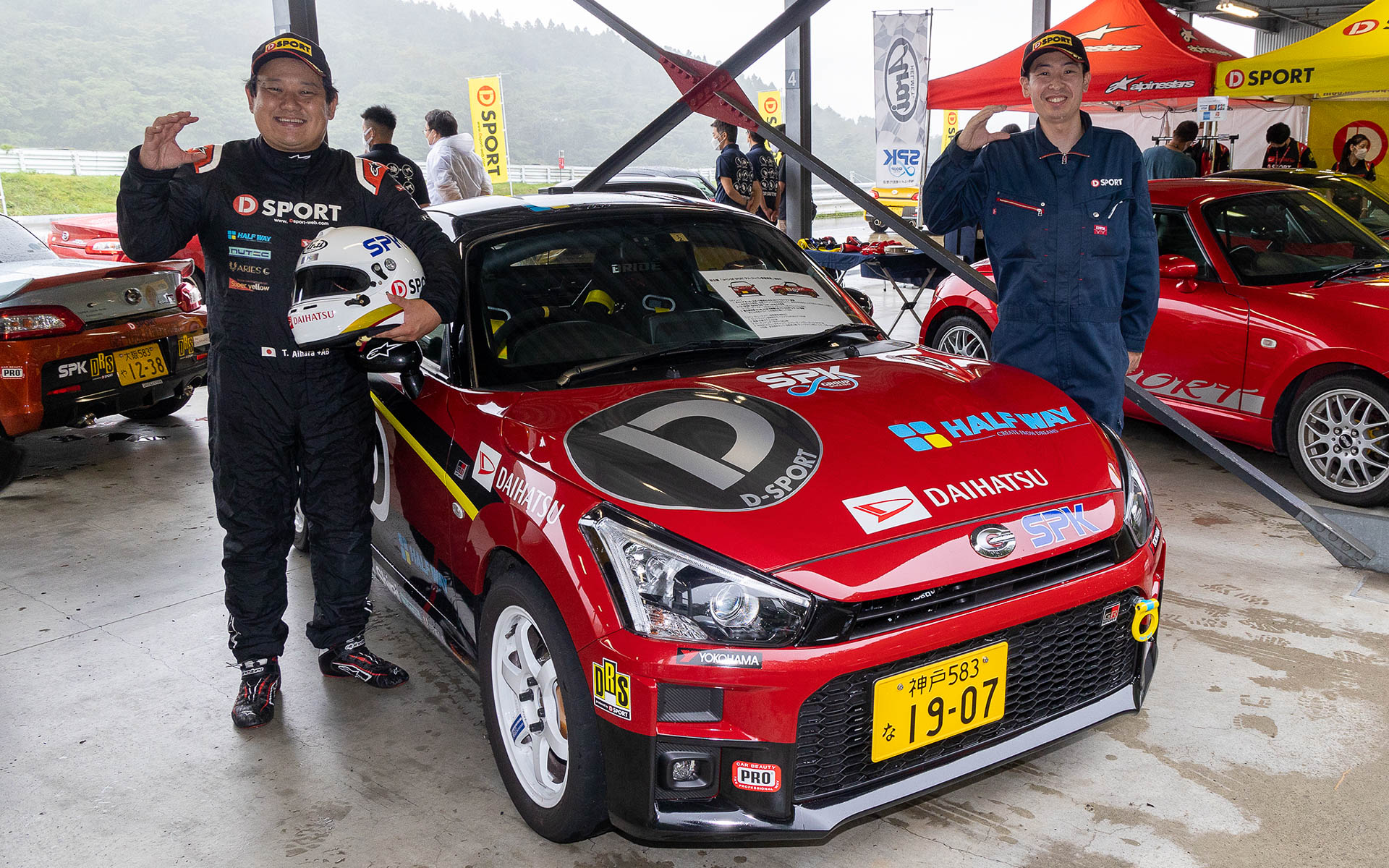 別記事でも紹介しているが当日は11月に開催を予定しているラリージャパンに参戦するコペン GR SPORTも展示されていた。左がドライバーの相原泰祐選手で右がコ・ドライバーの荻野司選手。ともにダイハツの社員