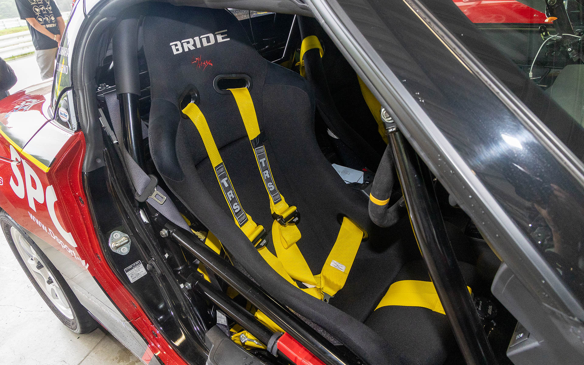 シートはブリッド製。コンパクトな室内寸法に合うショルダーの小さいタイプを使用する。ロールケージは今回のイベント後にWRCの規定にあわせて作り替えるという