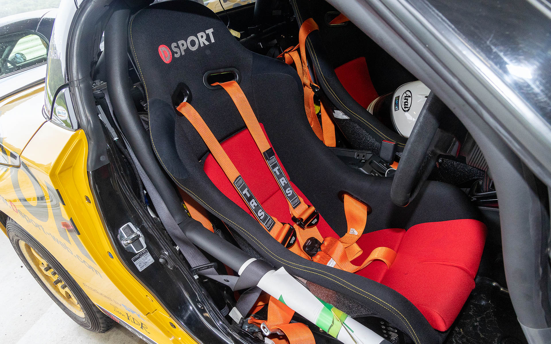 インテリアの様子。シートはD-SPORT製をチョイスしていた。シートベルトは英国ブランドのTRS