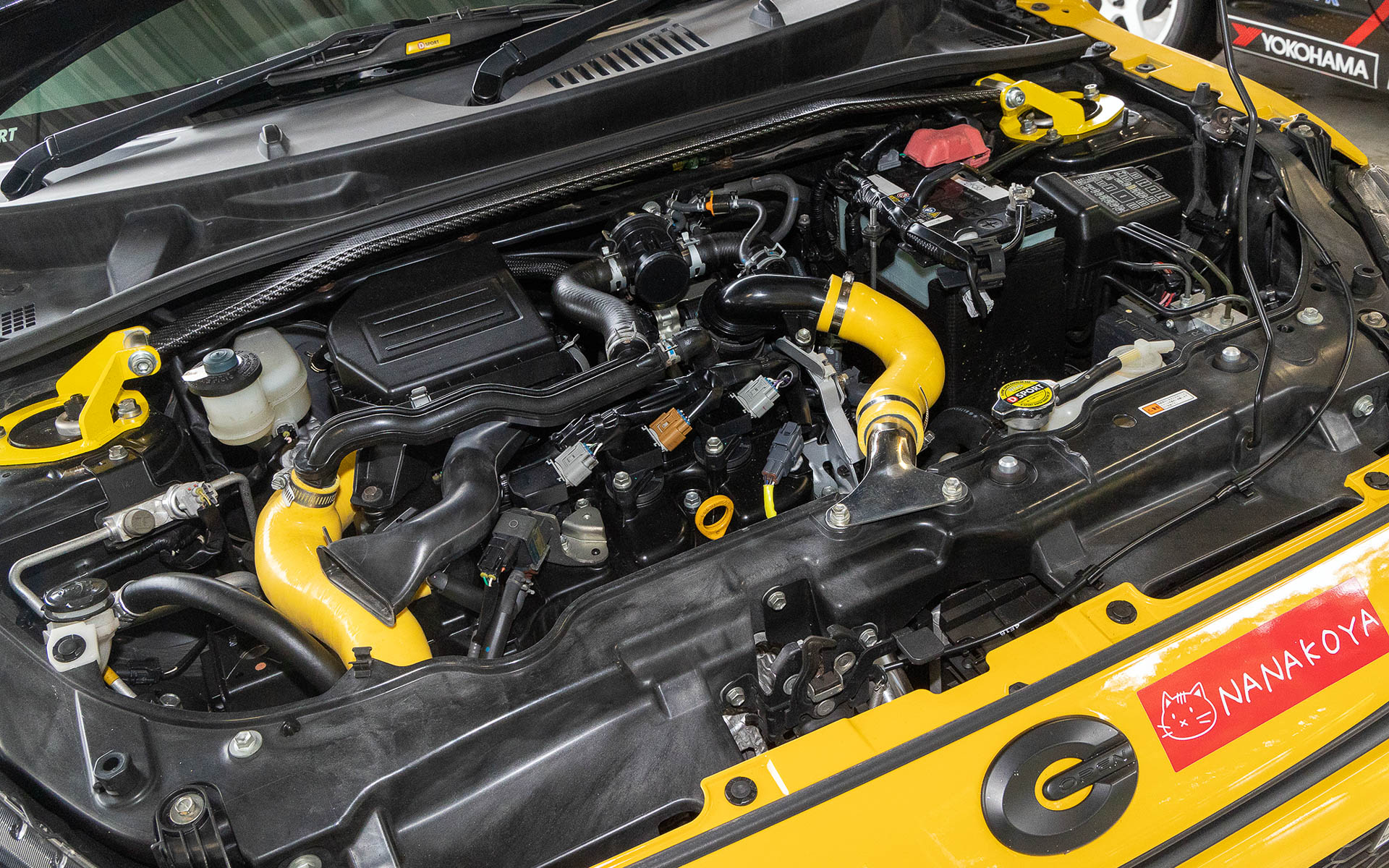 レギュレーションの範囲内でパーツを変えている。普通車が相手のラリーでコペン GR SPORTは軽さを武器に戦う。コーナーで車体が暴れても軽いぶん慣性が小さくコントロールしやすいという