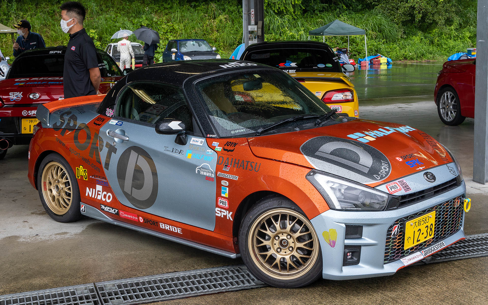 D-SPORT Racing Rally Teamのチーム代表である殿村氏がジムカーナに参戦しているコペンも展示されていた