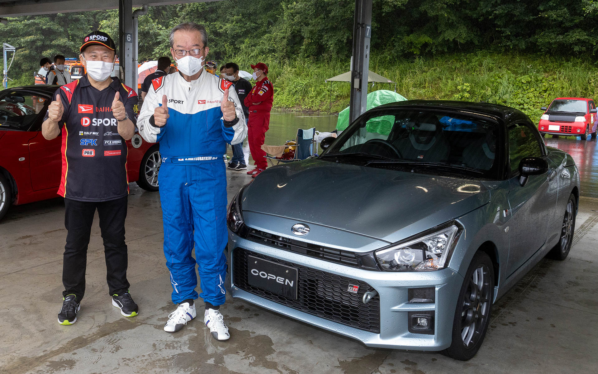 特別と言えばこちらも。なんとダイハツの代表取締役会長の松林淳氏（写真右側）が個人としてコペン GR SPORTで参加。一緒に写るのはSPKの沖氏。ダイハツユーザーに向けたモータースポーツへの取り組みに大いに影響ありそうな（!?）トップ同士の貴重な2ショット