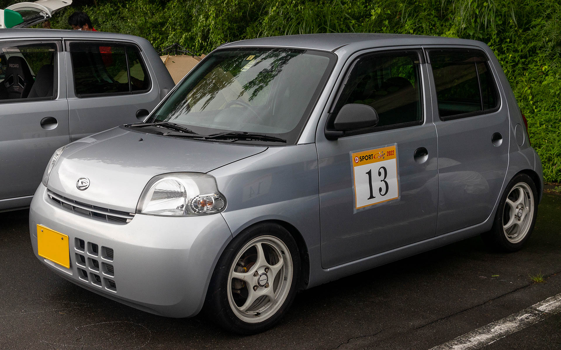 クルマは最近手に入れたエッセ。中古車販売店の店頭でたまたま見つけた走行距離1万km代のMT車。これまでは車両を作る側にいたがそのポジションから離れたとのことで、今度は走って楽しむ側になろうということでエッセを購入。これまでサーキット走行の経験はないそうだが、今後は少しずつD-SPORT CUP向きに手を入れていくという