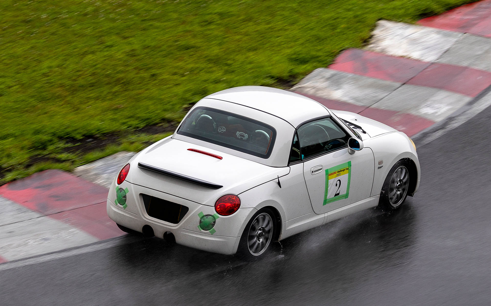 DAIHATSU Challengeのタイムアタックが行なわれた時間帯は雨の降りが強くなっていたので難しいコースコンディション。その中でエントラントの皆さんは1周のアタックにまとめる。その緊張感が「クセになる」という声もあった