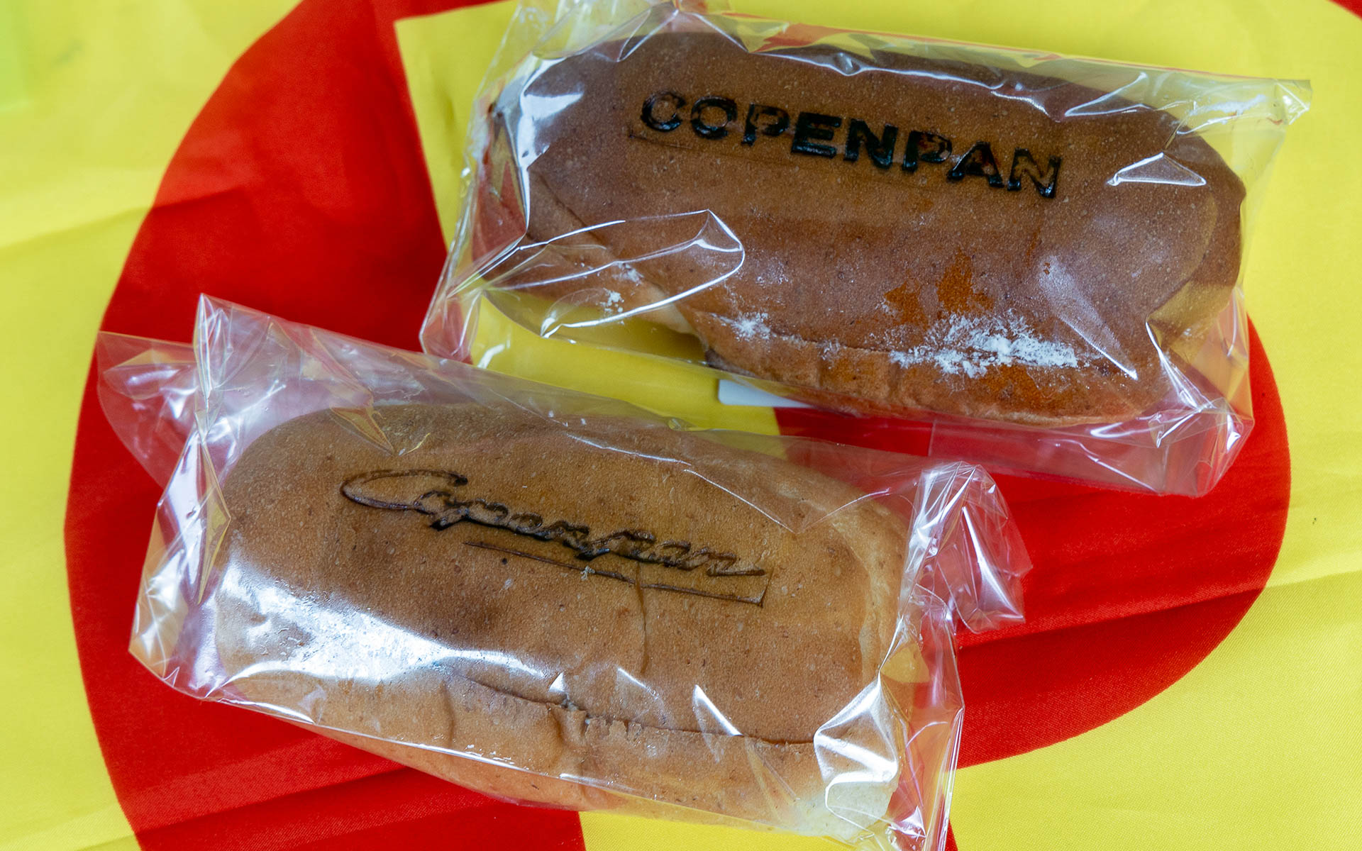 最後、エントラント全員に配られたのがコッペパンならぬ「コペンパン」。いちごジャムとブルーベリージャムが挟まれたコッペパンの表面に、初期型コペンで使っていたロゴと現行コペンのロゴが焼き印で入れられている