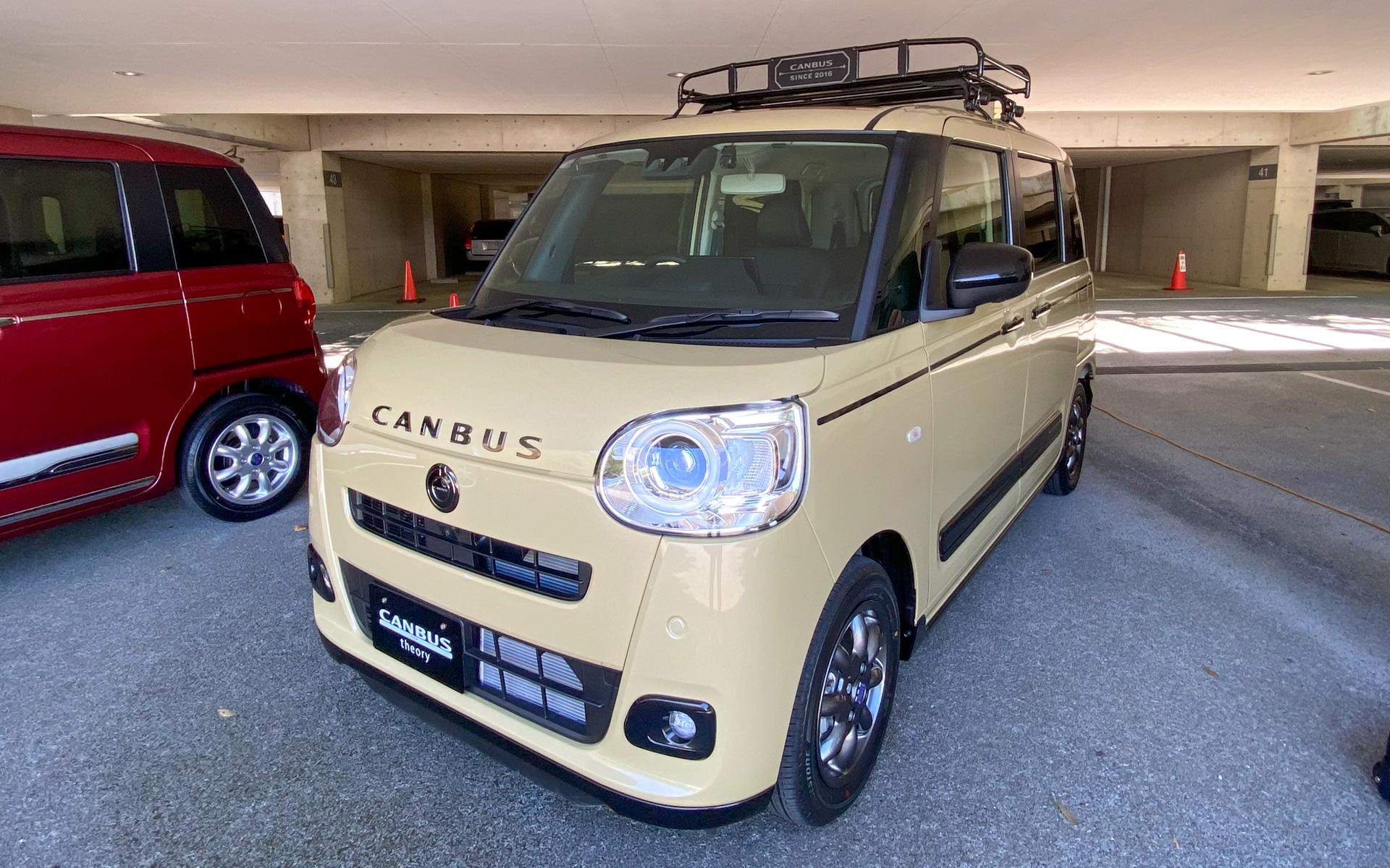 新型ムーヴ キャンバスで私が一番ビビビときてしまったデザインが、アナザースタイルパッケージとして用意されていた、セオリービタースタイル。ルーフキャリアを装着していても、フロントマスクが童顔なのでワイルドすぎないところがいいですよね〜。ボディカラーのサンドベージュメタリックとブラックのガーニッシュもオシャレです