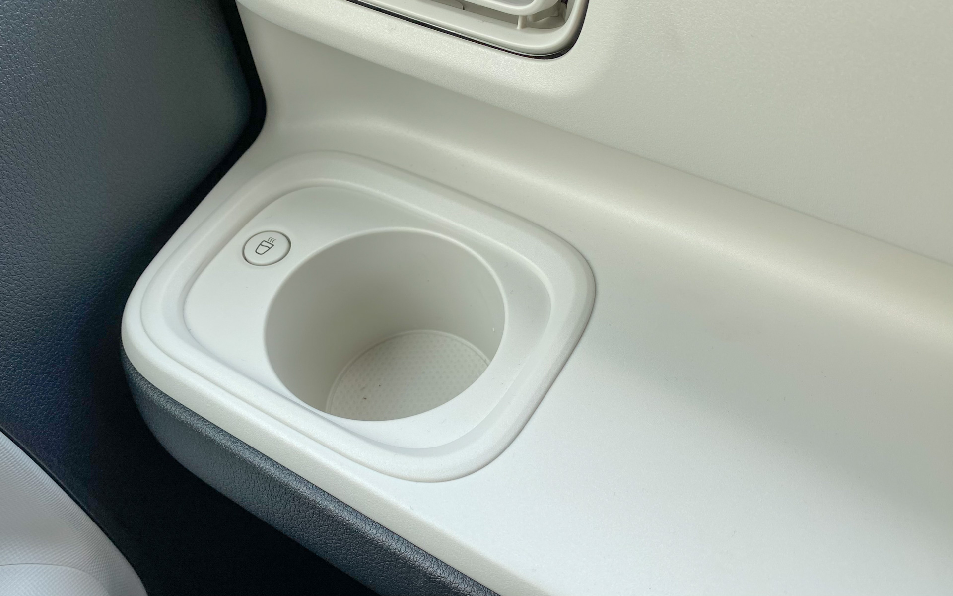 寒い日にあると嬉しい、保温機能付きの「ホッとカップホルダー」。ネーミングまでかわいい（笑）。横のスイッチを押すと底面が熱くなり、室温が25℃前後の時で約2時間、ドリンクを約42℃の温かさに保ってくれます。ペットボトル、紙、缶、プラスチックに対応しています。私は夏でもホットコーヒー派なんですが、さすがに外気温38℃超えの猛暑日には使えませんでした……