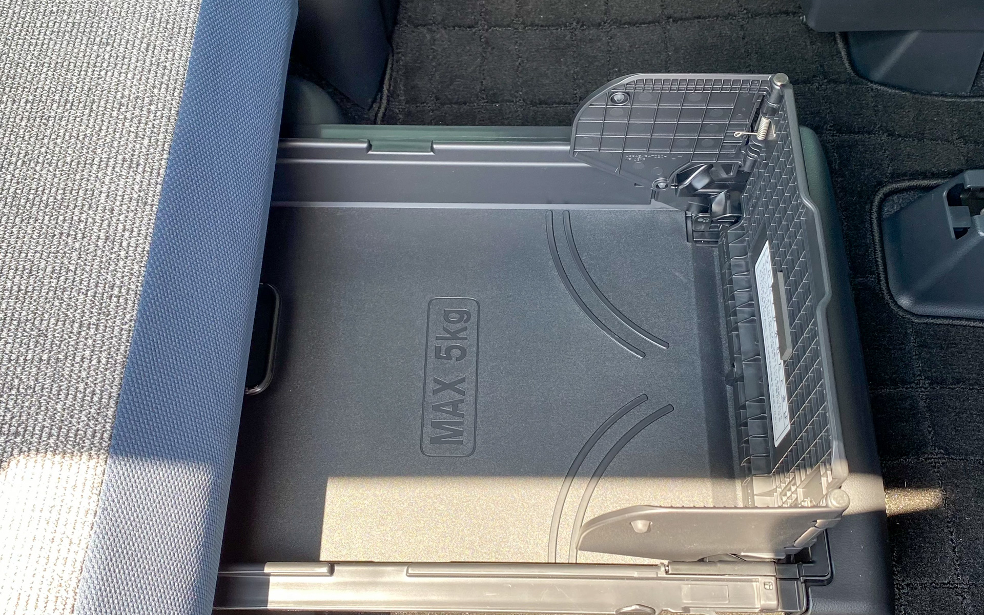 初代からあって、ムーヴ キャンバスの特徴の1つとなっている「置きラクボックス」。後席の座面下が引き出し式の収納になっていて、見せたくないものを入れて隠す「ケースモード」と、ホールケーキなど大切に運びたいものを収納できる「バスケットモード」の2way。新型では、バスケットモードにする際の囲いが片手で簡単に操作できるように進化しました。後席のスライドを前に出しておくと、運転席から振り向いて荷物を置けるので、マクドナルトなどのドライブスルーで買ったものを置くのにも便利そう。皆さんがどんなものを運んでいるのか、どういう使い方をしているのか、すごく気になります