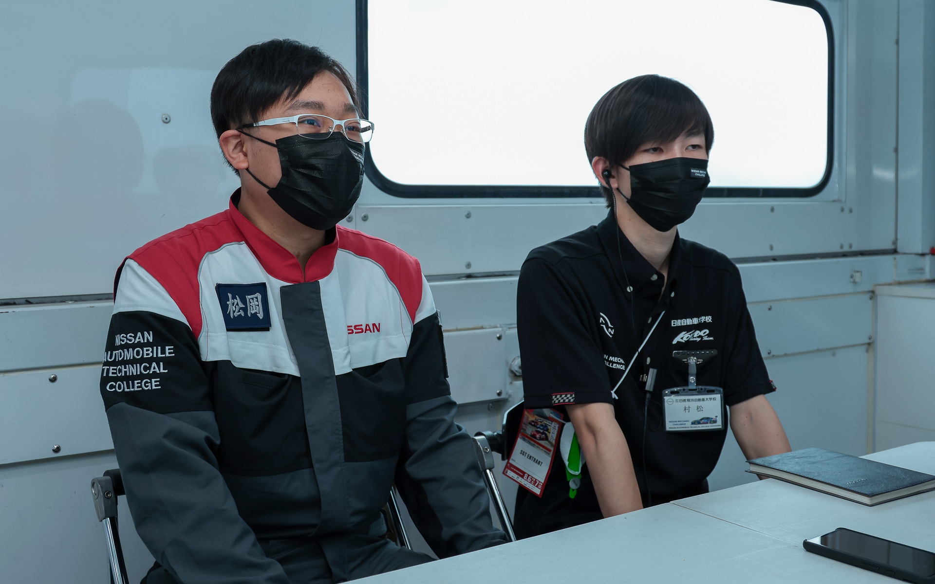 「NISSAN MECHANIC CHALLENGE」によってレース現場でチームを支える仕事を行なう日産自動車大学校 横浜校の松岡さん（左）と村松さん（右）