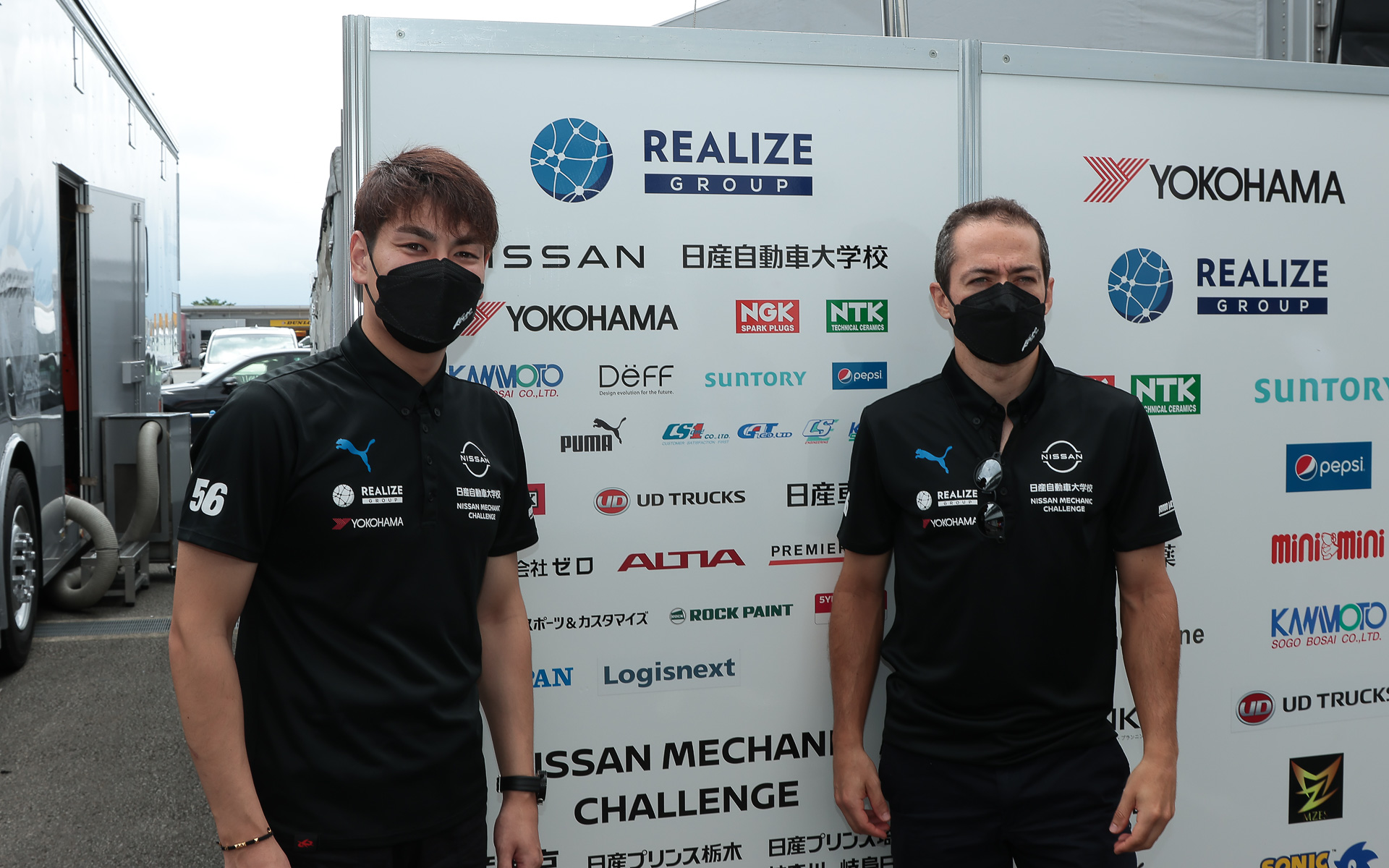 56号車 リアライズ日産メカニックチャレンジ GT-Rをドライブする藤波清斗選手とジョアオ・パオロ・デ・オリベイラ選手