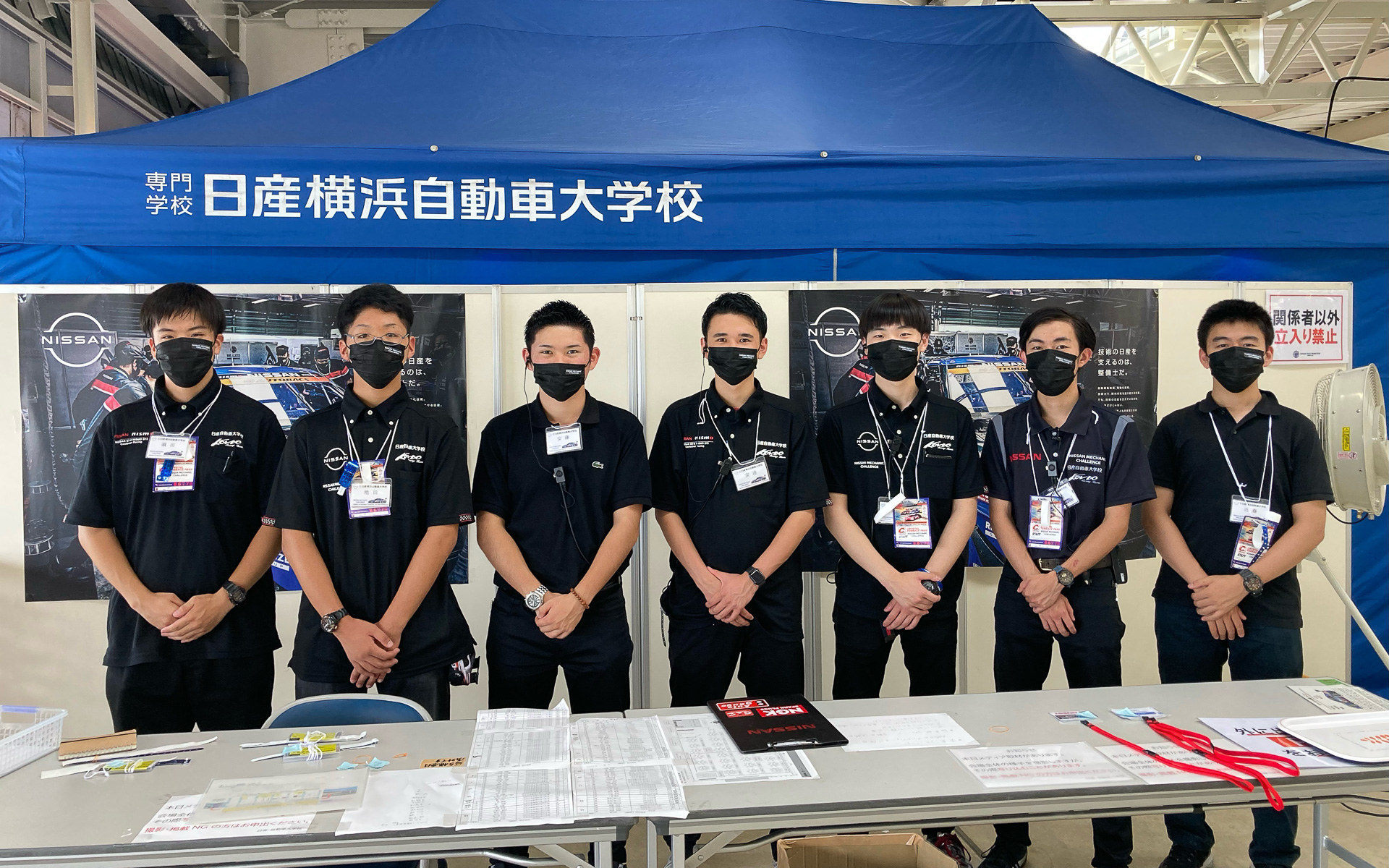 KONDO Racingのホスピタリティエリアでサポート業務を行なう日産自動車大学校 横浜校の学生たち