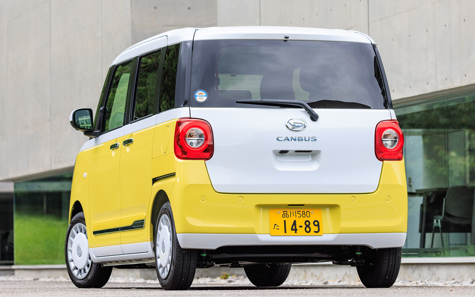 ムーヴキャンバス ストライプス G。価格は167万2000円（2WD）。初代のイメージを継承しつつ、時代に合わせてすっきりと洗練されたかわいらしさを表現した。ボディカラーは「シャイニングホワイトパール×シトラスイエロークリスタルシャイン」。14インチ2トーンカラードフルホイールキャップ（シルバー×パールホワイト）に装着するタイヤはダンロップ「エナセーブ EC300＋」、タイヤサイズは155/65R14。ボディサイズは3395×1475×1655mm（全長×全幅×全高）、ホイールベースは2460mm