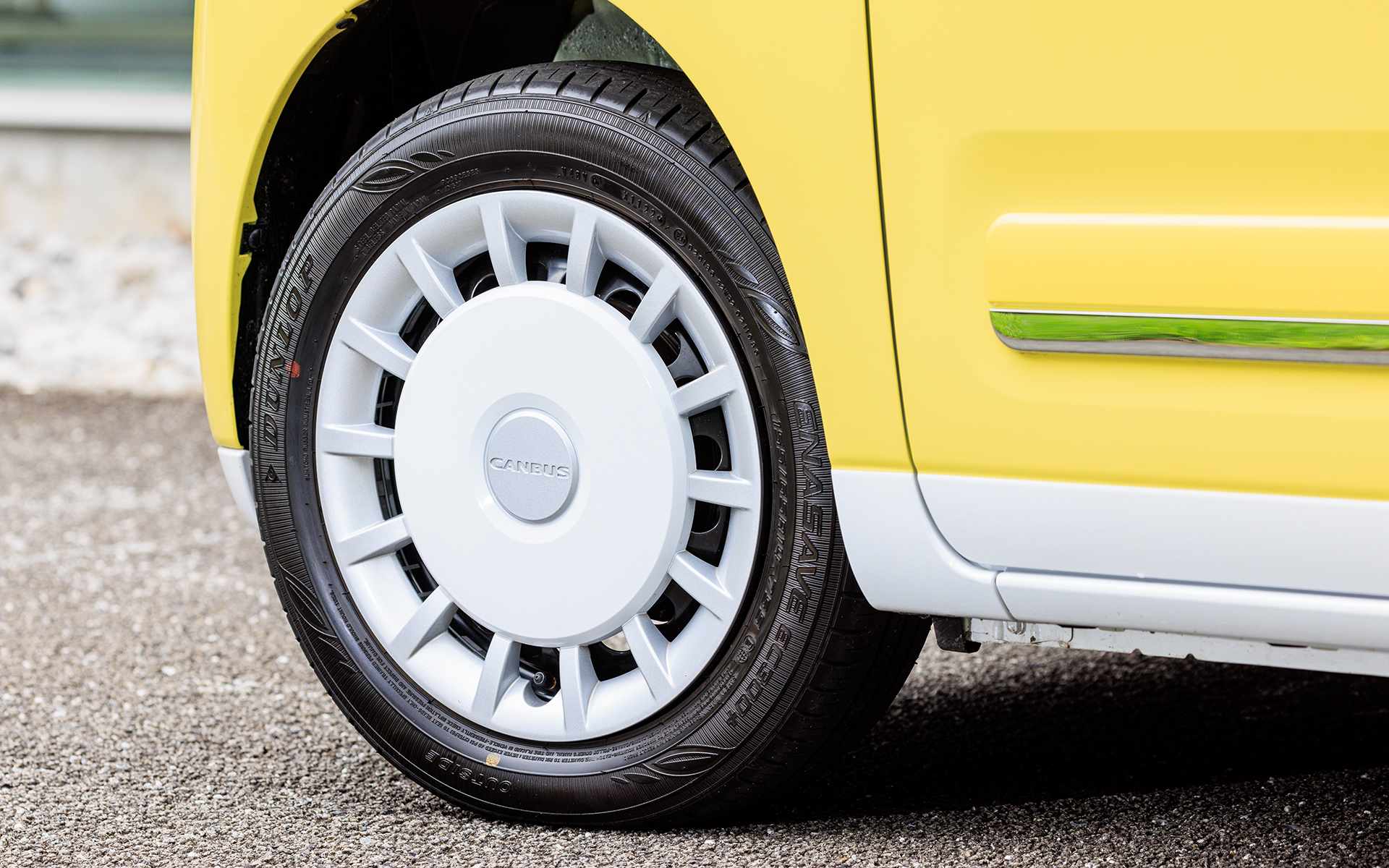 ムーヴキャンバス ストライプス G。価格は167万2000円(2WD)。初代のイメージを継承しつつ、時代に合わせてすっきりと洗練されたかわいらしさを表現した。ボディカラーは「シャイニングホワイトパール×シトラスイエロークリスタルシャイン」。14インチ2トーンカラードフルホイールキャップ(シルバー×パールホワイト)に装着するタイヤはダンロップ「エナセーブ EC300+」、タイヤサイズは155/65R14。ボディサイズは3395×1475×1655mm(全長×全幅×全高)、ホイールベースは2460mm