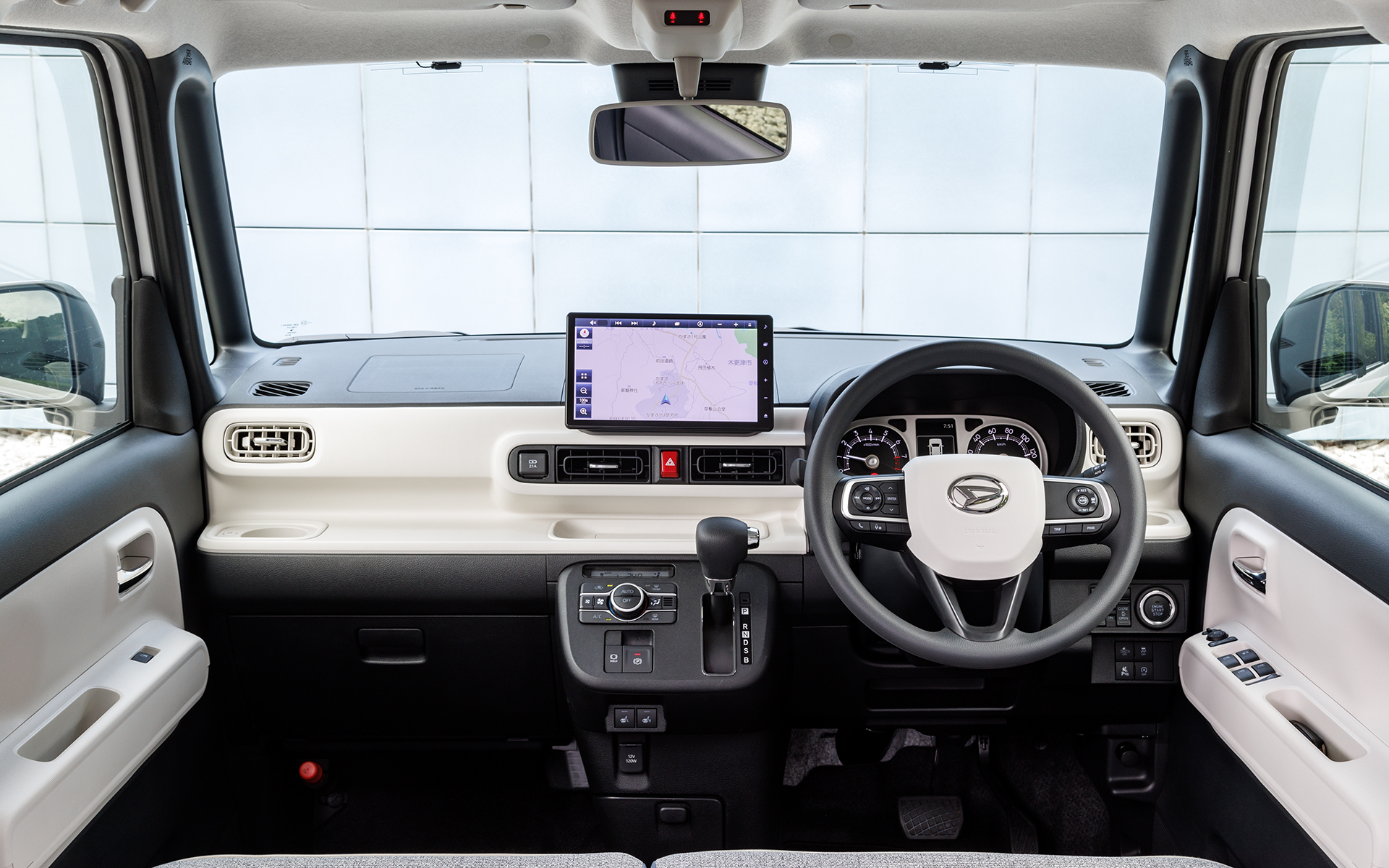 ホワイトを基調としたインパネを採用し、シンプルですっきりとした明るい内装とすることで、自分の部屋のようにくつろげるプライベート空間を実現。撮影車はオプションのダイハツコネクトに対応する10インチ スタイリッシュ メモリーナビを装着。さらに、新開発の保温機能付き「ホッとカップホルダー」や、運転席/助手席シートヒーターを標準装備