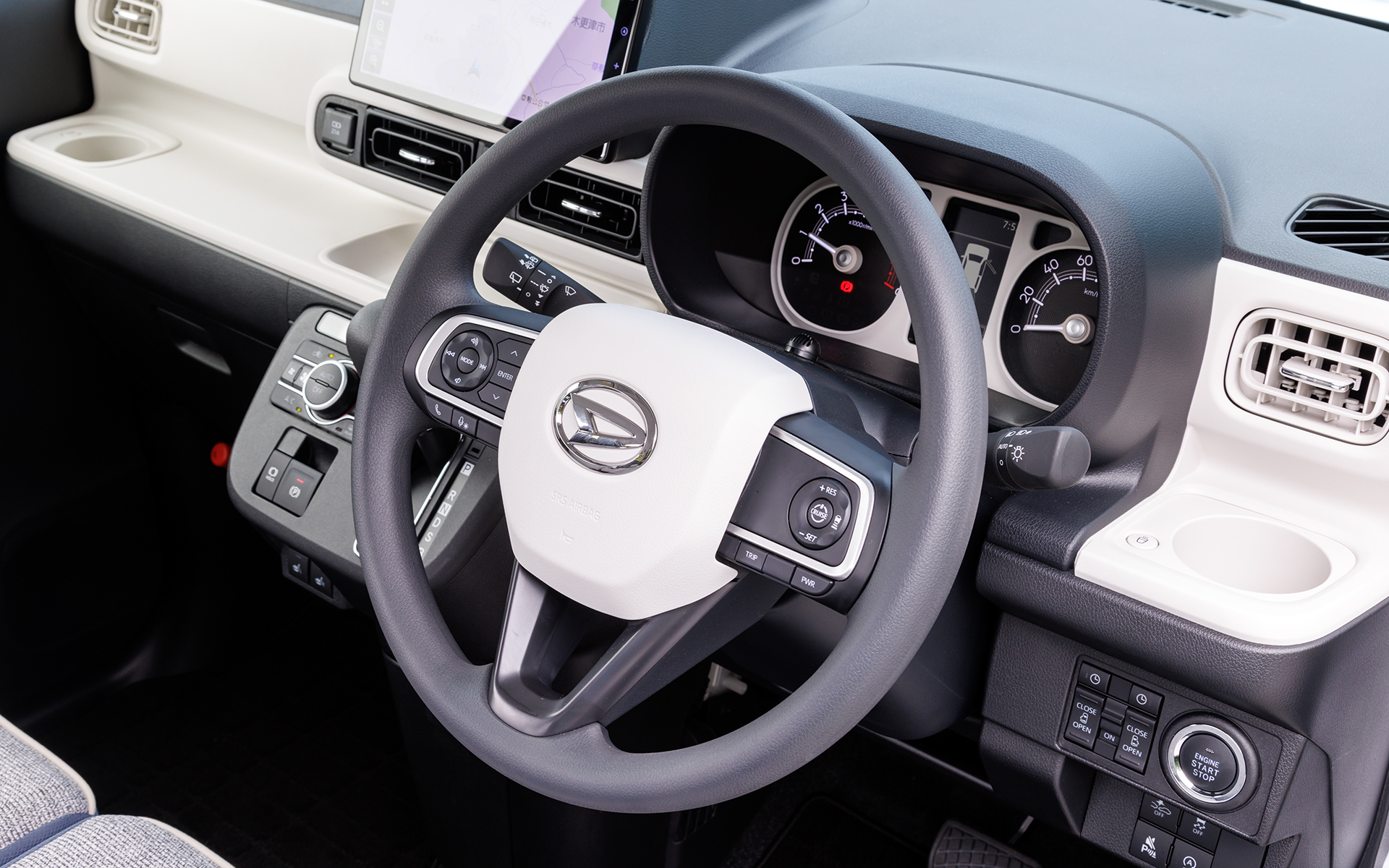 ホワイトを基調としたインパネを採用し、シンプルですっきりとした明るい内装とすることで、自分の部屋のようにくつろげるプライベート空間を実現。撮影車はオプションのダイハツコネクトに対応する10インチ スタイリッシュ メモリーナビを装着。さらに、新開発の保温機能付き「ホッとカップホルダー」や、運転席/助手席シートヒーターを標準装備