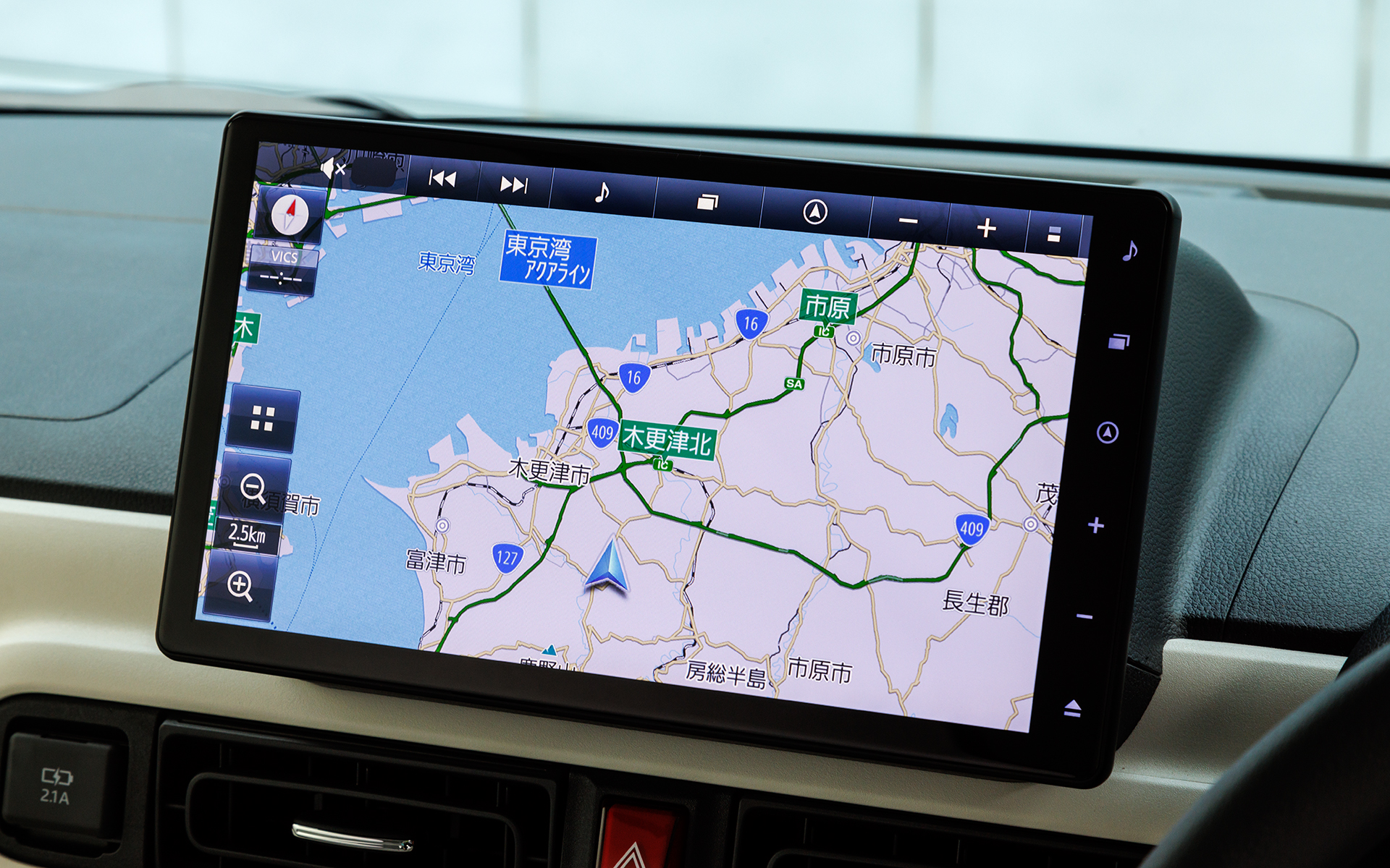 ホワイトを基調としたインパネを採用し、シンプルですっきりとした明るい内装とすることで、自分の部屋のようにくつろげるプライベート空間を実現。撮影車はオプションのダイハツコネクトに対応する10インチ スタイリッシュ メモリーナビを装着。さらに、新開発の保温機能付き「ホッとカップホルダー」や、運転席/助手席シートヒーターを標準装備
