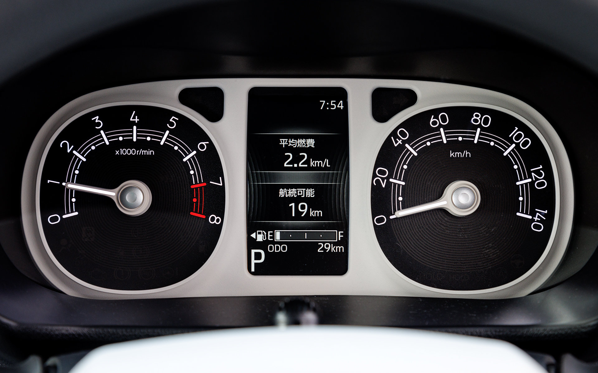 ホワイトを基調としたインパネを採用し、シンプルですっきりとした明るい内装とすることで、自分の部屋のようにくつろげるプライベート空間を実現。撮影車はオプションのダイハツコネクトに対応する10インチ スタイリッシュ メモリーナビを装着。さらに、新開発の保温機能付き「ホッとカップホルダー」や、運転席/助手席シートヒーターを標準装備