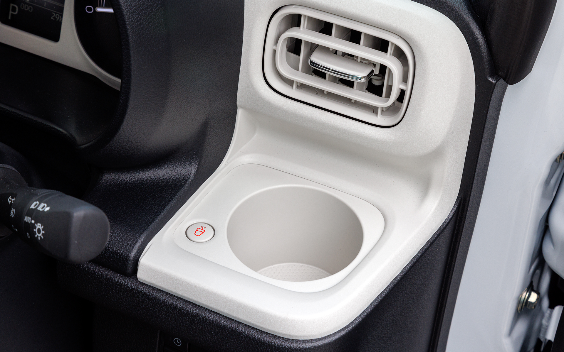 ホワイトを基調としたインパネを採用し、シンプルですっきりとした明るい内装とすることで、自分の部屋のようにくつろげるプライベート空間を実現。撮影車はオプションのダイハツコネクトに対応する10インチ スタイリッシュ メモリーナビを装着。さらに、新開発の保温機能付き「ホッとカップホルダー」や、運転席/助手席シートヒーターを標準装備