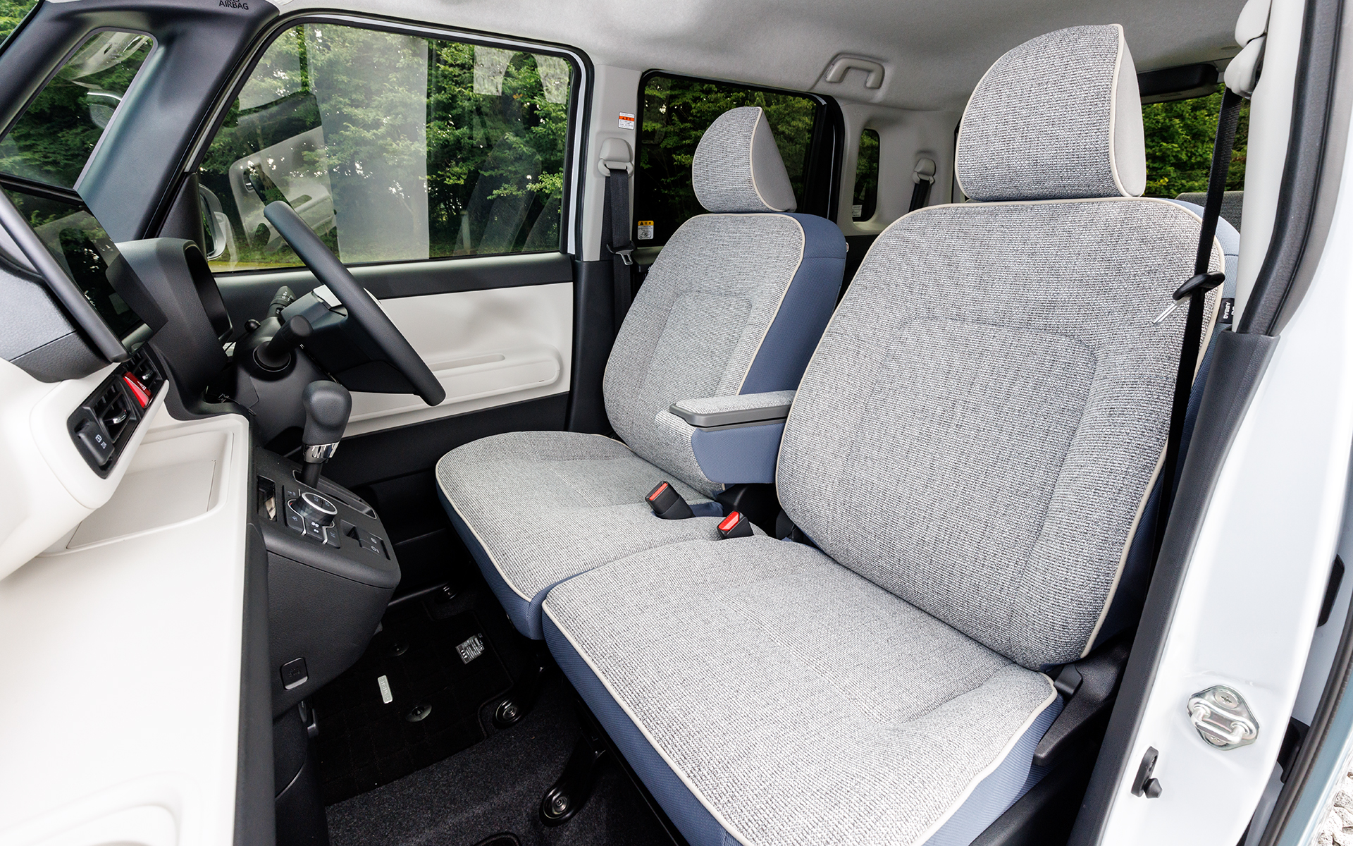 ソファのような座り心地の新開発のフルファブリックシートを採用。リアシート足下にはフロアに直接置きたくない荷物を収納できる置きラクボックスを備える