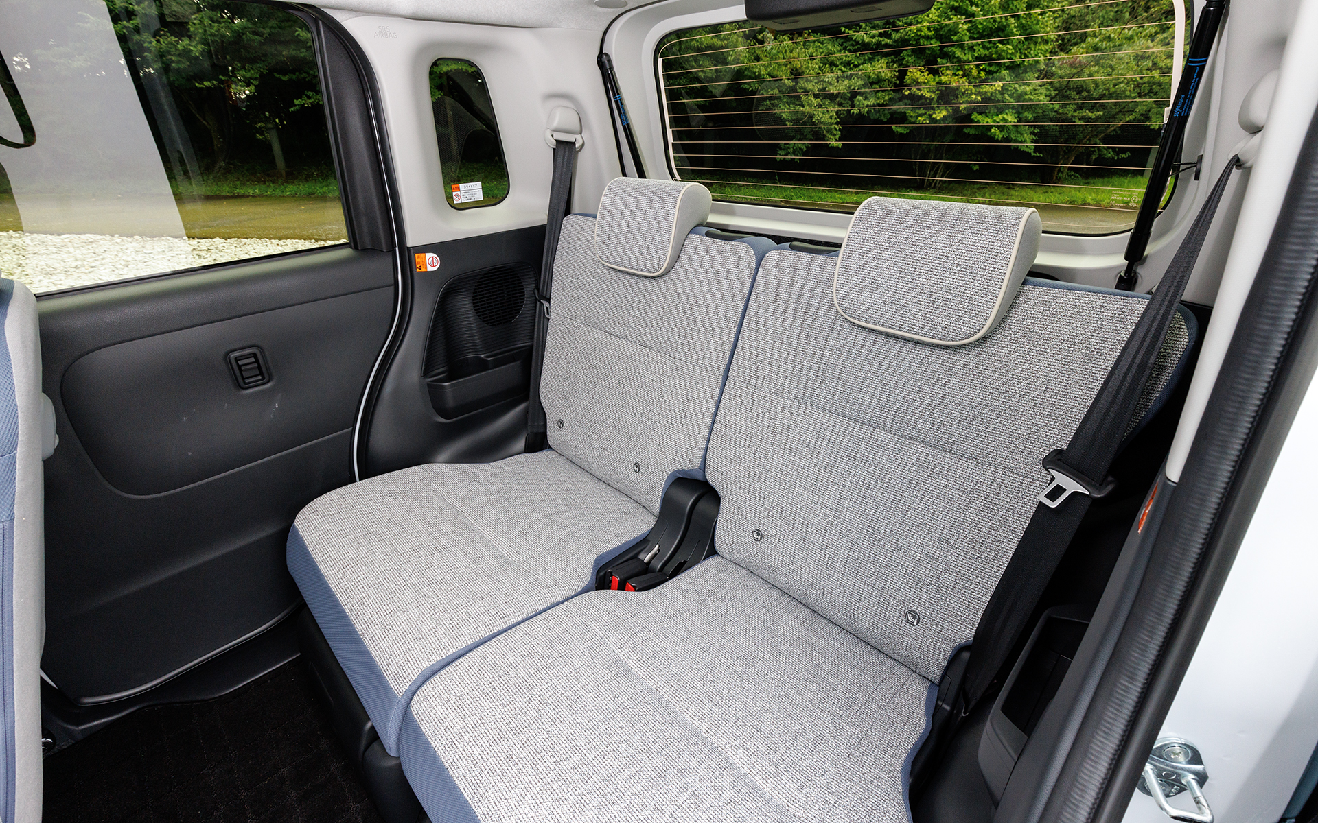 ソファのような座り心地の新開発のフルファブリックシートを採用。リアシート足下にはフロアに直接置きたくない荷物を収納できる置きラクボックスを備える