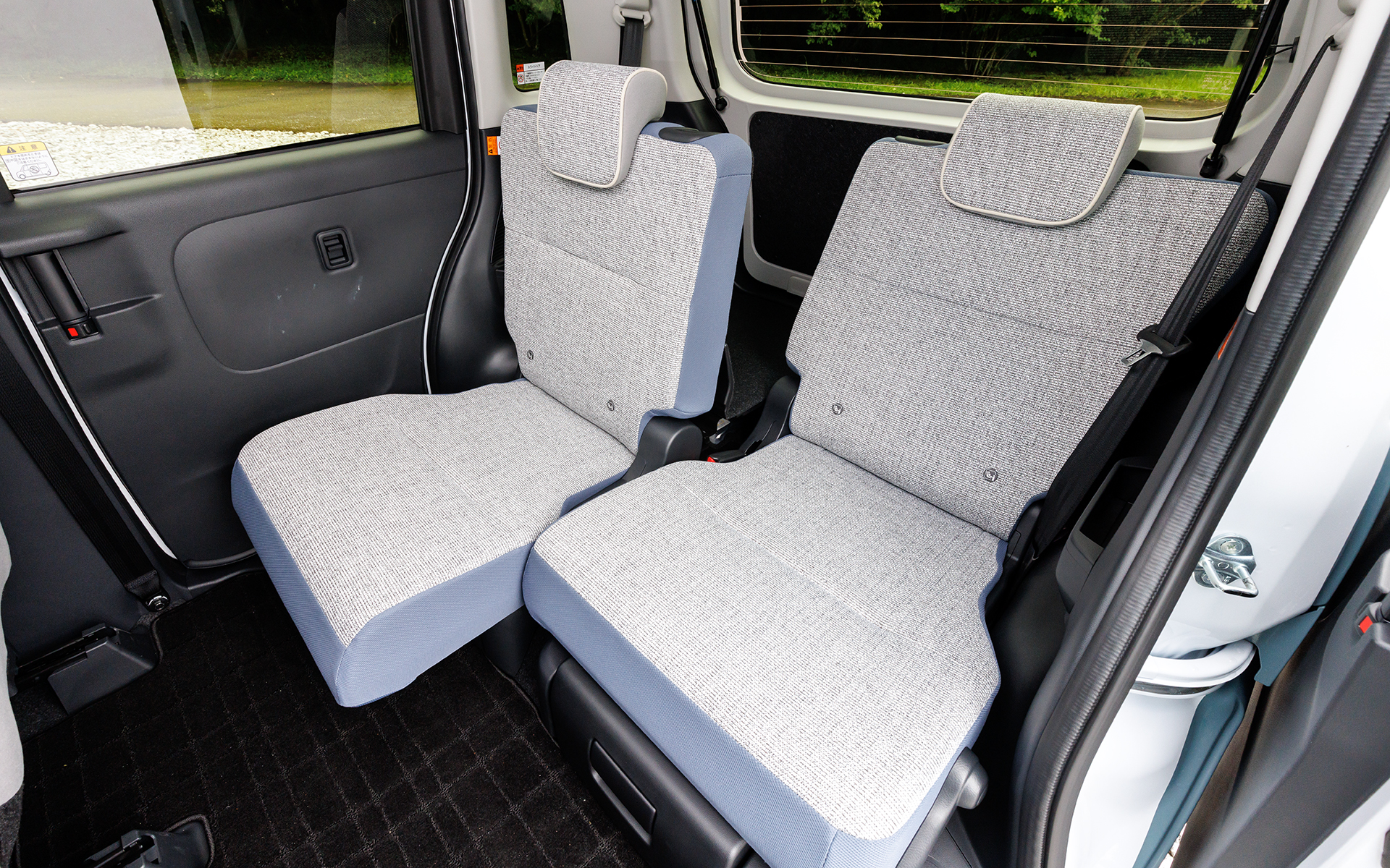 ソファのような座り心地の新開発のフルファブリックシートを採用。リアシート足下にはフロアに直接置きたくない荷物を収納できる置きラクボックスを備える