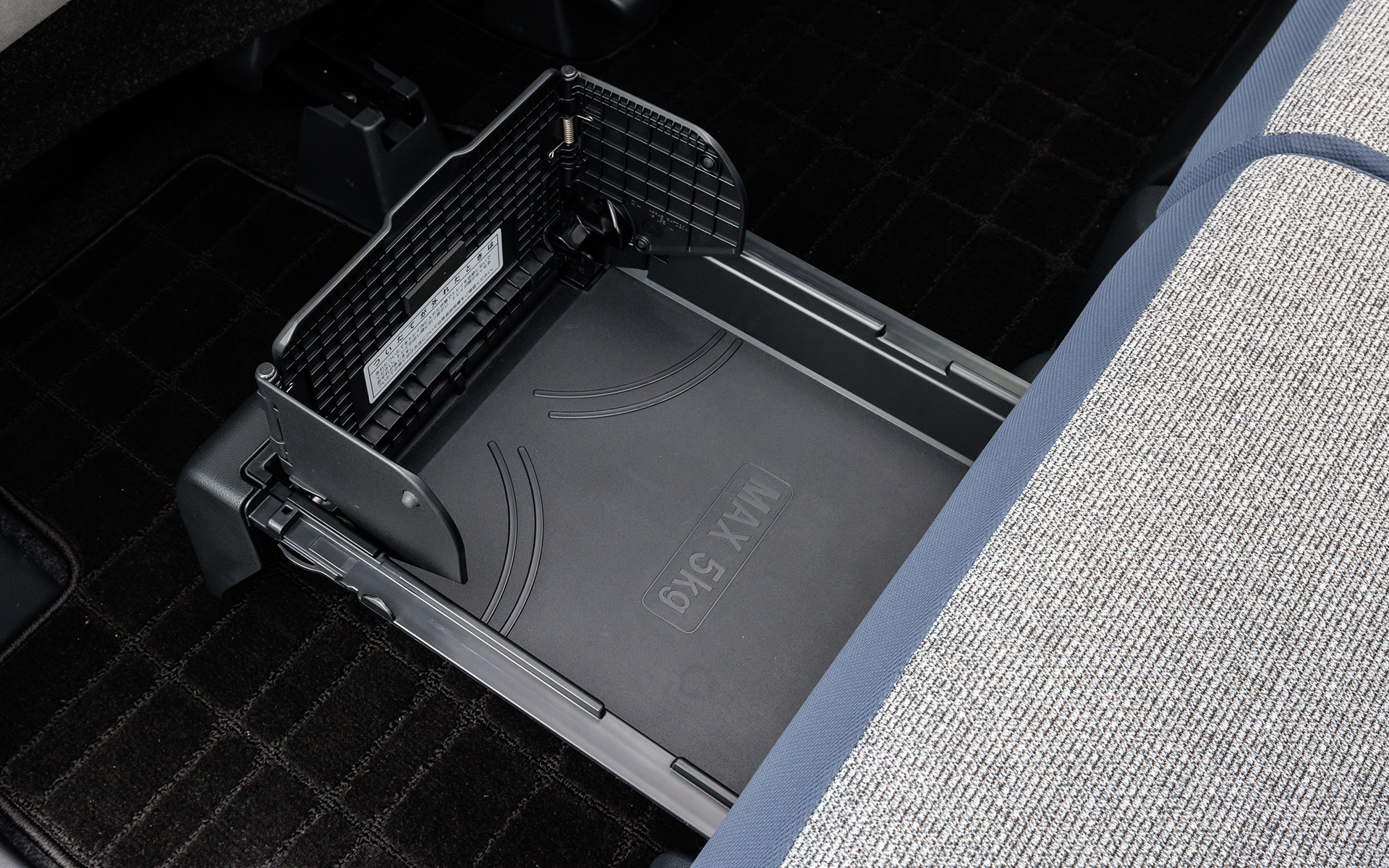 ソファのような座り心地の新開発のフルファブリックシートを採用。リアシート足下にはフロアに直接置きたくない荷物を収納できる置きラクボックスを備える