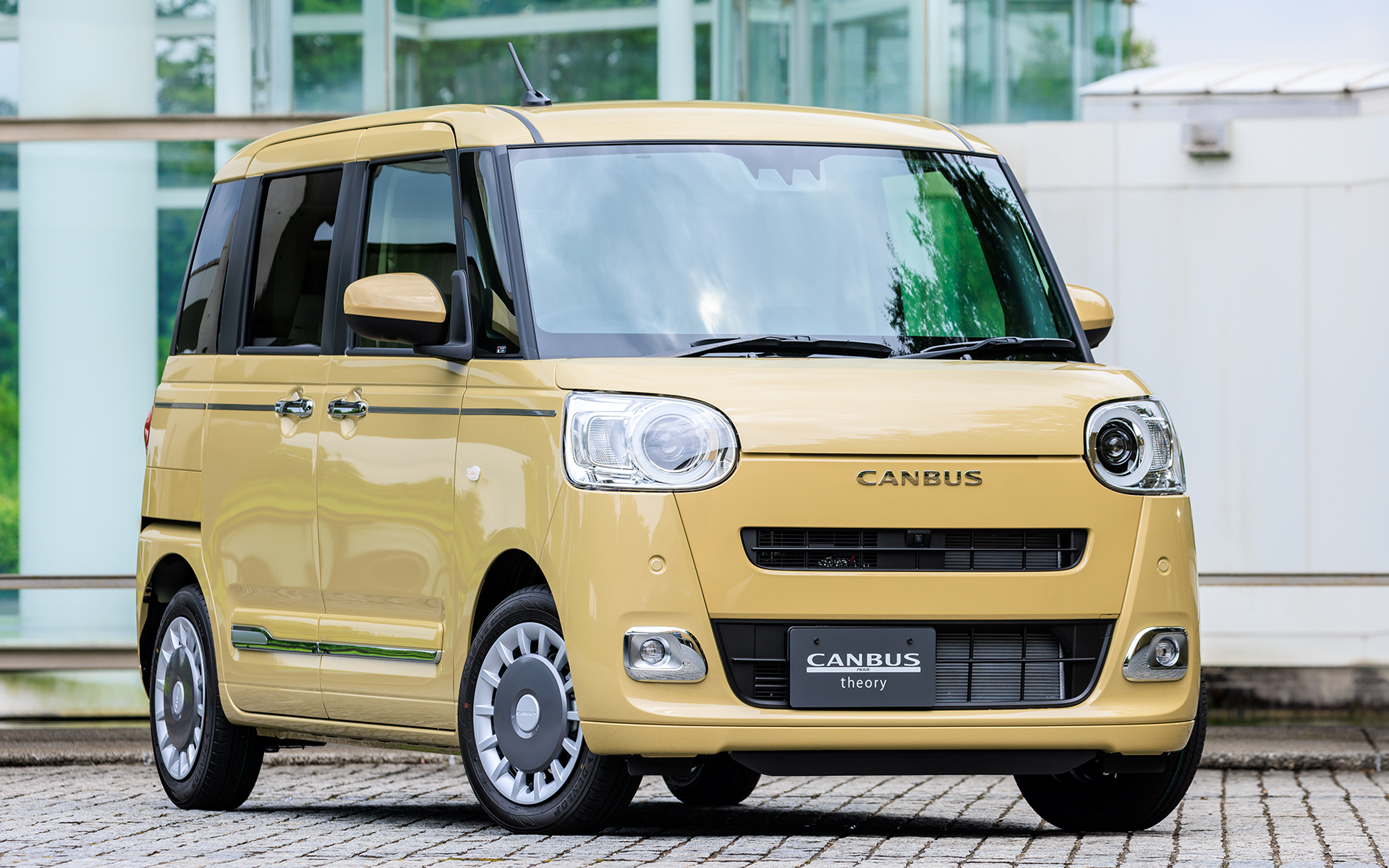 ムーヴキャンバス セオリー G。価格は179万3000円（2WD）。“大人の価値観・持論を表現できるクルマ”として、シックで落ち着いた雰囲気を演出した。ボディカラーは「サンドベージュメタリック」。14インチ2トーンカラードフルホイールキャップ（シルバー×グレー）を装着。なお、ストライプスとセオリーに価格差はないため、好みのデザインを選べるようになっている