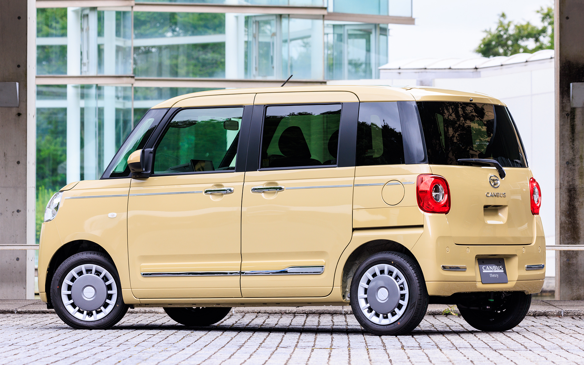 ムーヴキャンバス セオリー G。価格は179万3000円（2WD）。“大人の価値観・持論を表現できるクルマ”として、シックで落ち着いた雰囲気を演出した。ボディカラーは「サンドベージュメタリック」。14インチ2トーンカラードフルホイールキャップ（シルバー×グレー）を装着。なお、ストライプスとセオリーに価格差はないため、好みのデザインを選べるようになっている