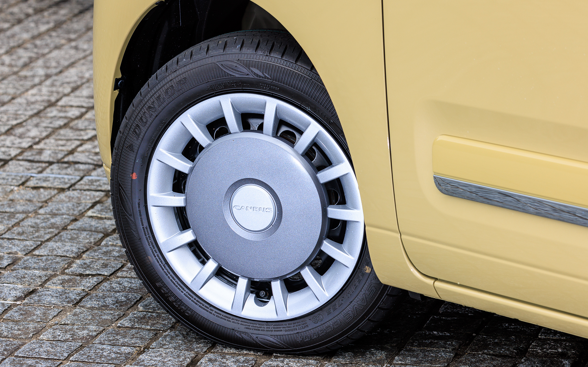 ムーヴキャンバス セオリー G。価格は179万3000円（2WD）。“大人の価値観・持論を表現できるクルマ”として、シックで落ち着いた雰囲気を演出した。ボディカラーは「サンドベージュメタリック」。14インチ2トーンカラードフルホイールキャップ（シルバー×グレー）を装着。なお、ストライプスとセオリーに価格差はないため、好みのデザインを選べるようになっている